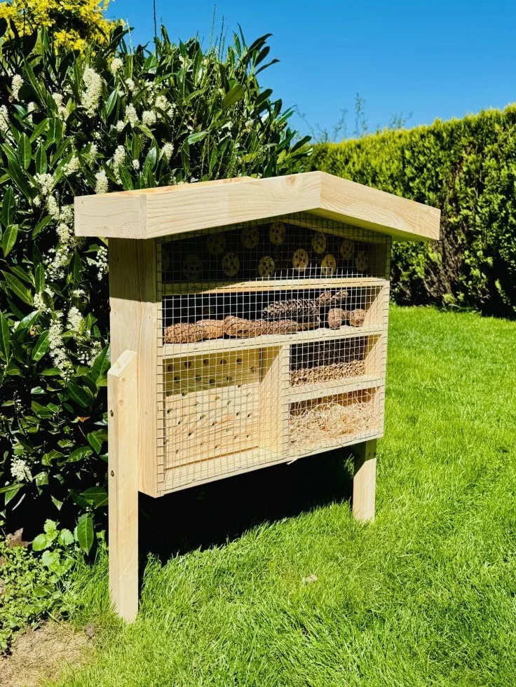 Hôtel à insectes en bois XL pour abeilles sauvages avec jardinière 76 x 56 x 18 cm Résistant aux intempéries