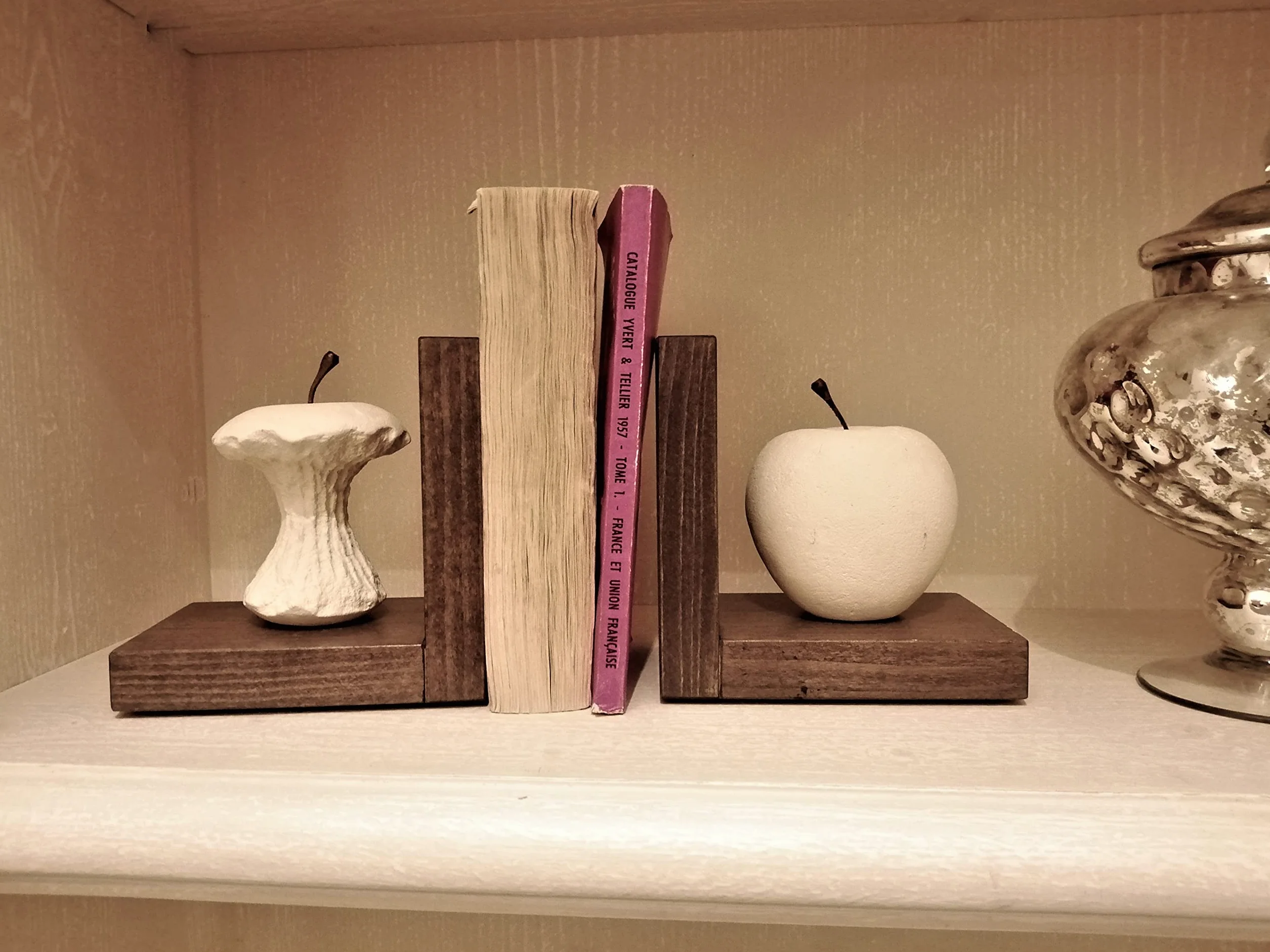 Progetto Arte Paire Serre-Livres Pomme Mangée Sculpture Pierre Base Bois Fait Main