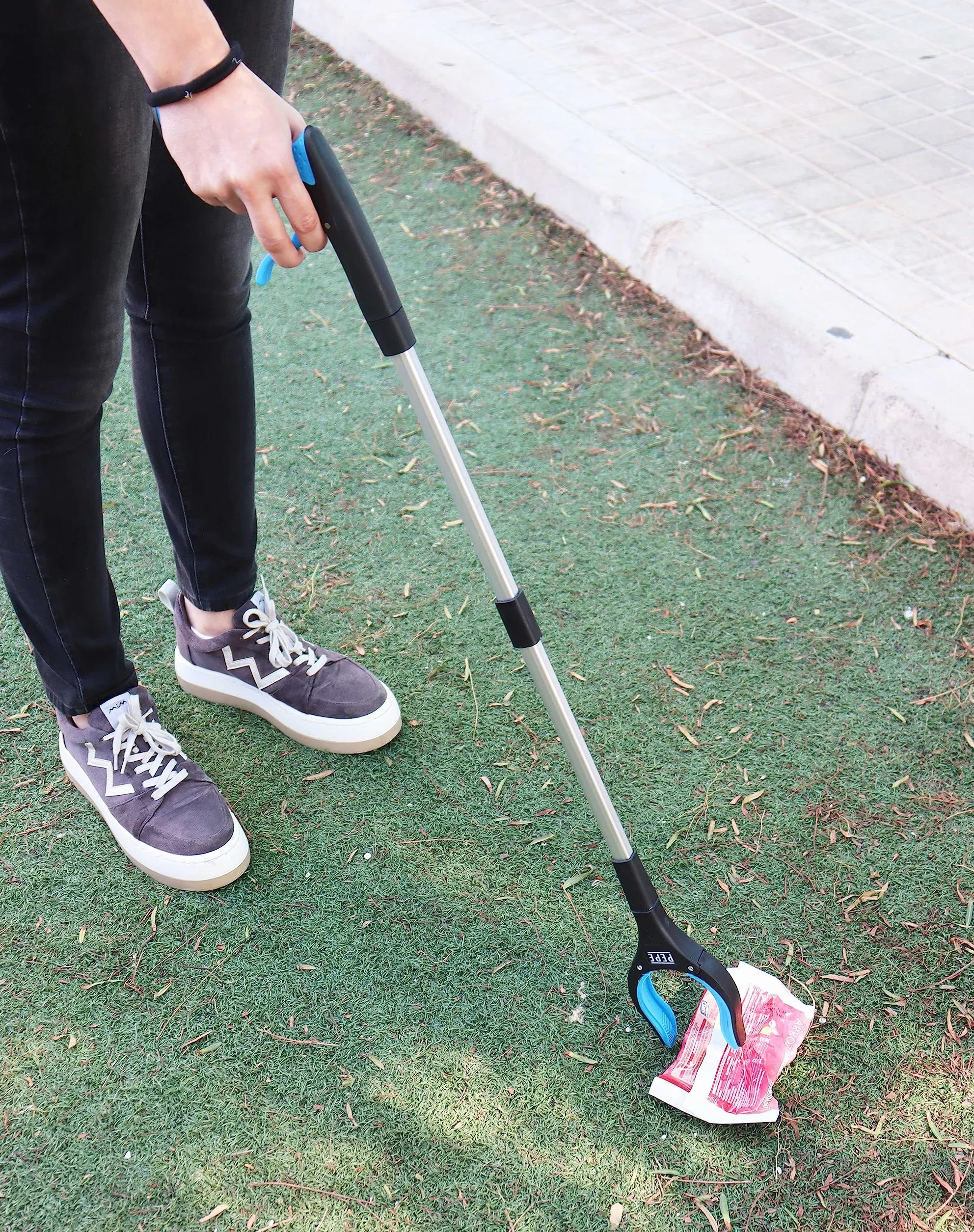 PEPE Mobility Pince Ramasse Objet Pliable, Attrape Déchets sans se Baisser, Aimant Préhension Seniors Handicapés