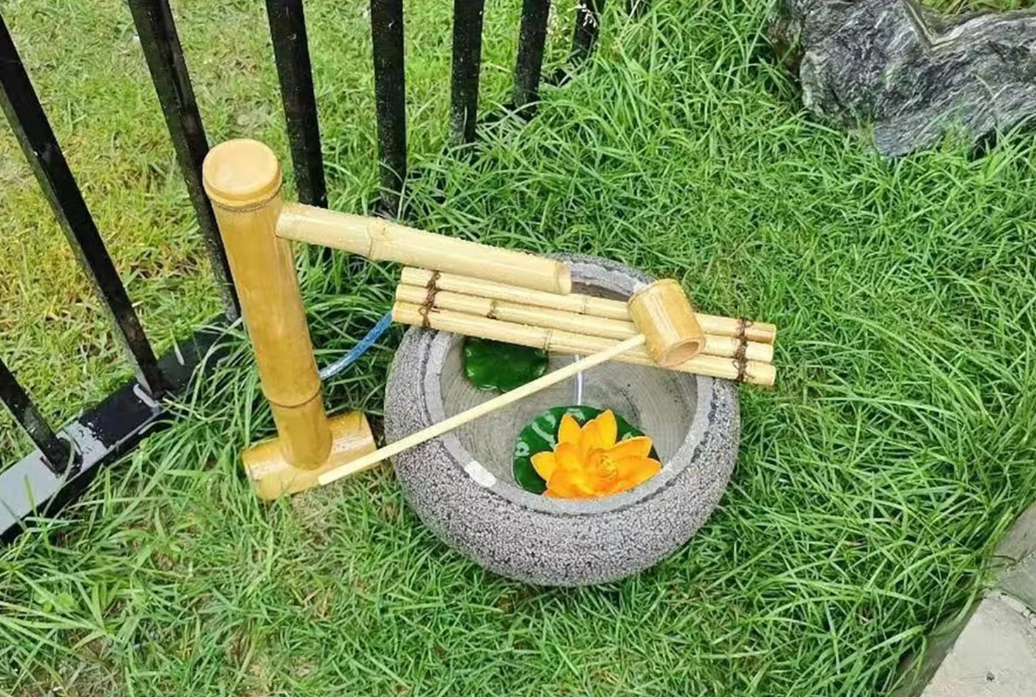 Fontaine d'eau Solaire en Bambou Naturel H80cm, Cascade de Jardin Décorative Intérieur Extérieur