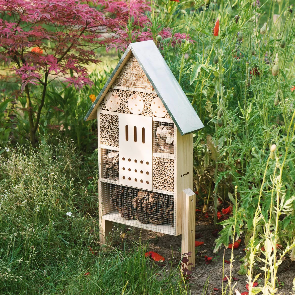 Navaris Hôtel à Insecte Bois Cabane Abri XL 38 x 11,5 x 57 cm avec 2 Piquets Nid Nichoir pour Abeilles Papillons