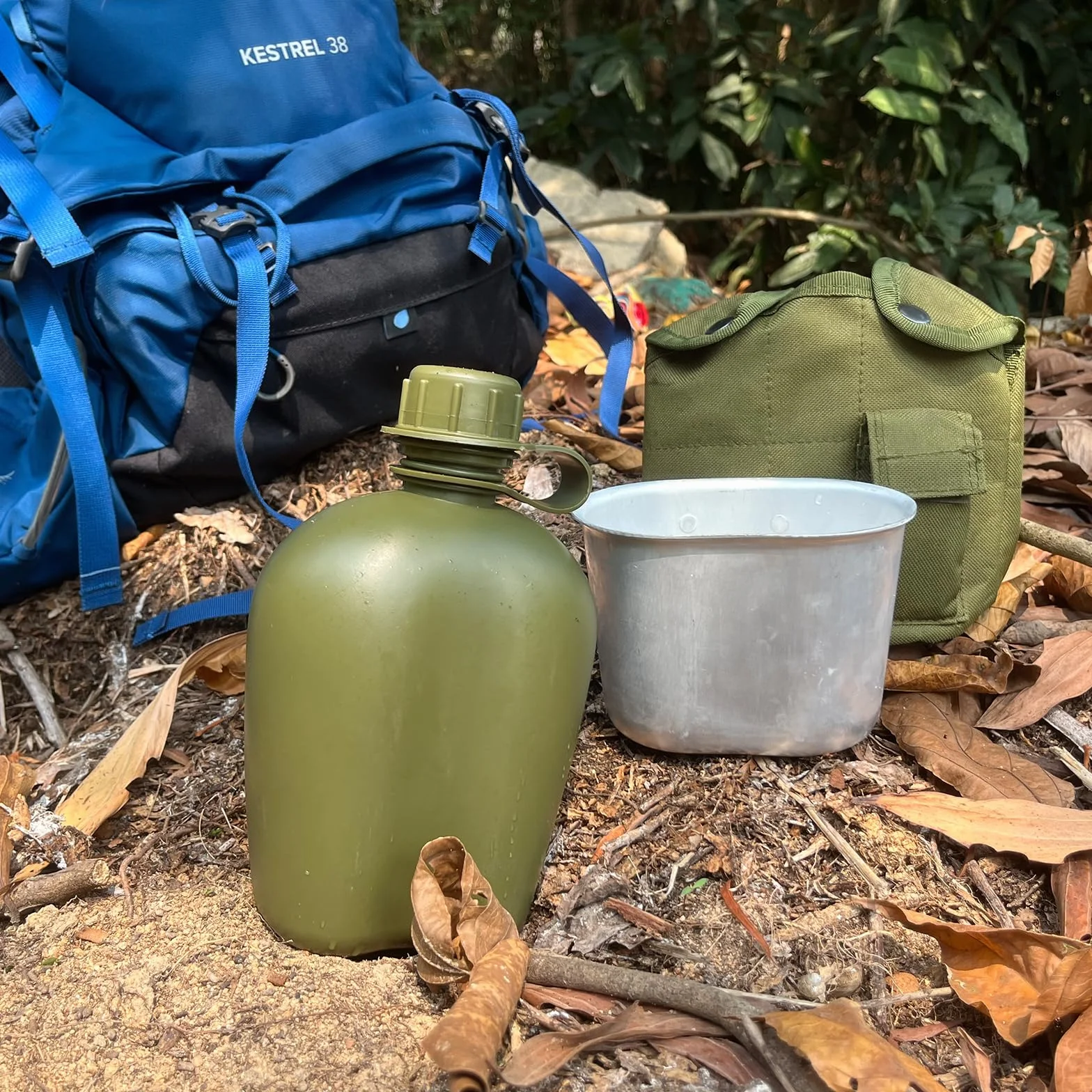 BeGrit Bouteille d'eau militaire avec bouteille d'eau de 1 L pliable en aluminium avec poignée et sac de rangement pour la survie en plein air, la randonnée, la randonnée (vert)