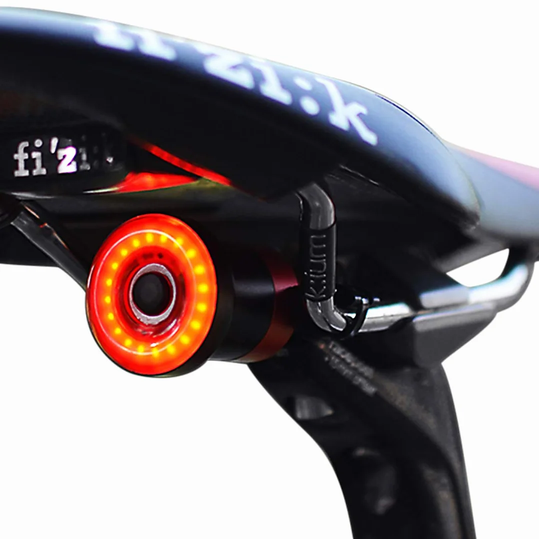 Smart Bike Feu arrière Rechargeable Ultra Lumineux Lumière de vélo, Auto on/Off, IPX6 étanche LED Lampe de vélo, s'installe sur n'importe Quel vélos de Route (Black)