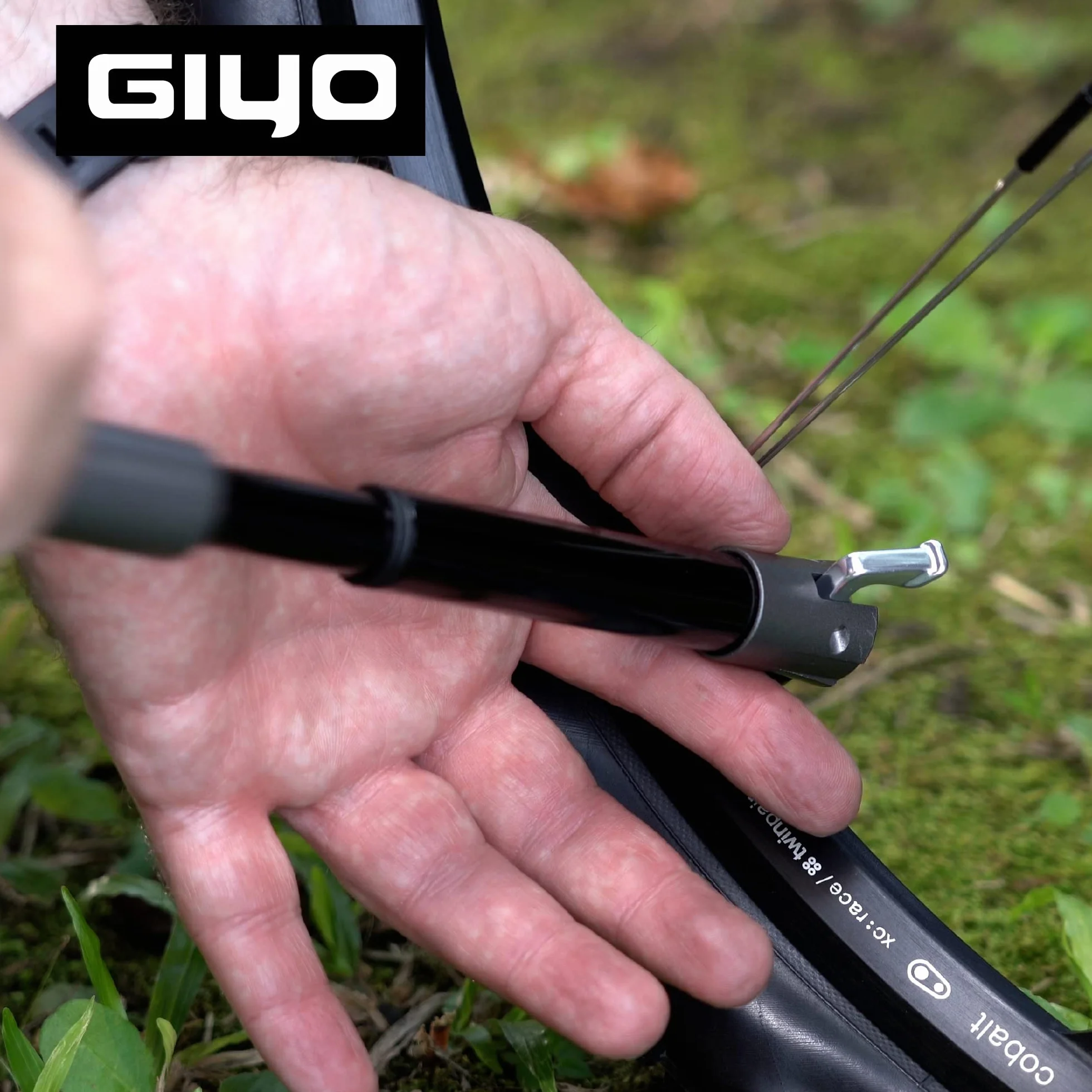 GIYO Mini Pompe à vélo pour vélo de Route – Valve Presta, Barillet télescopique CNC 120 psi, légère et Portable, Serrure de Valve sécurisée, fabriquée à Taiwan (GM04)