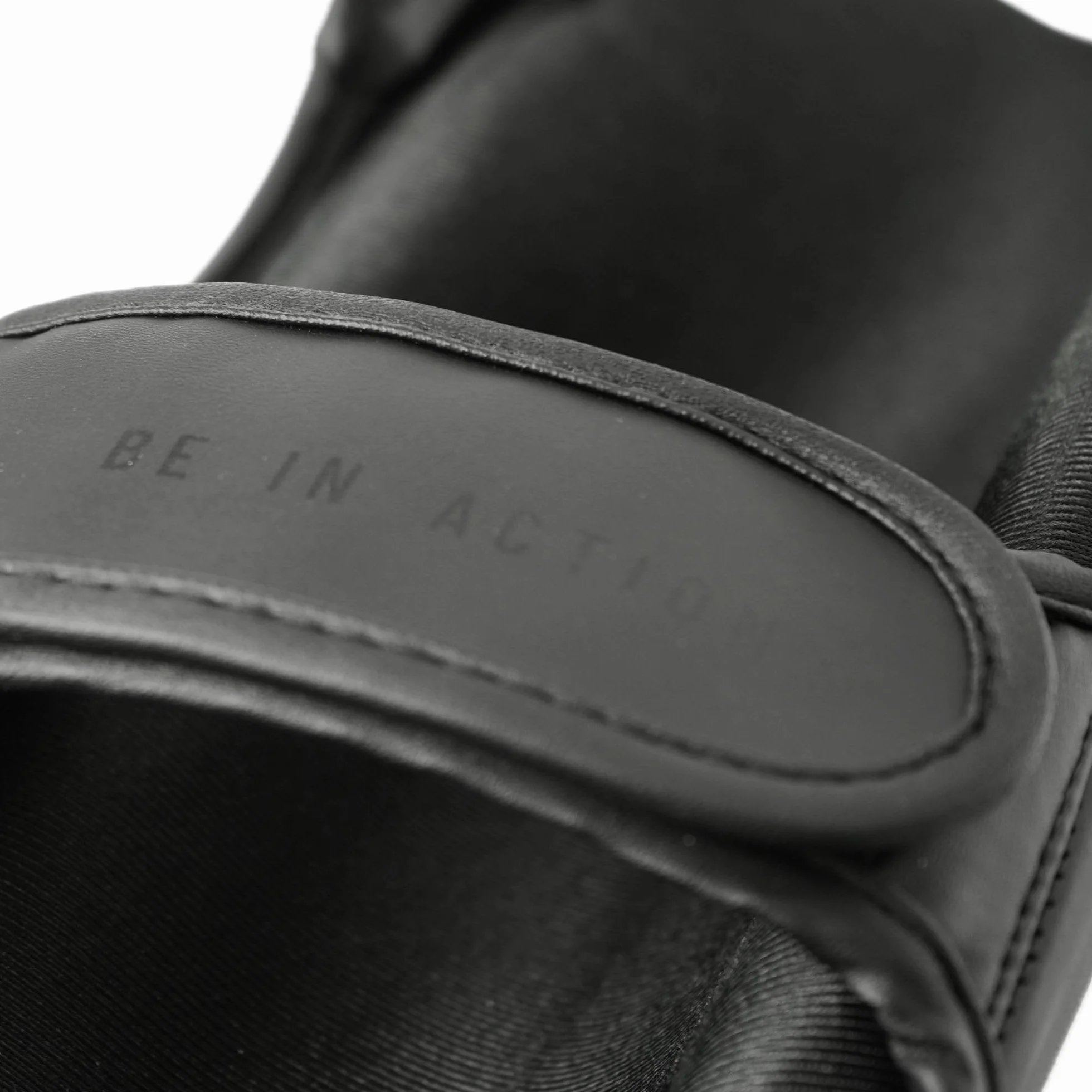 MADGON Protège Tibias Boxe à Ajustement Parfait et Rembourrage Optimal – Protège Tibia Minimisant la Transpiration Protège Tibia Boxe Thaï, et pour Arts Martiaux, MMA, Kickboxing avec Pochette