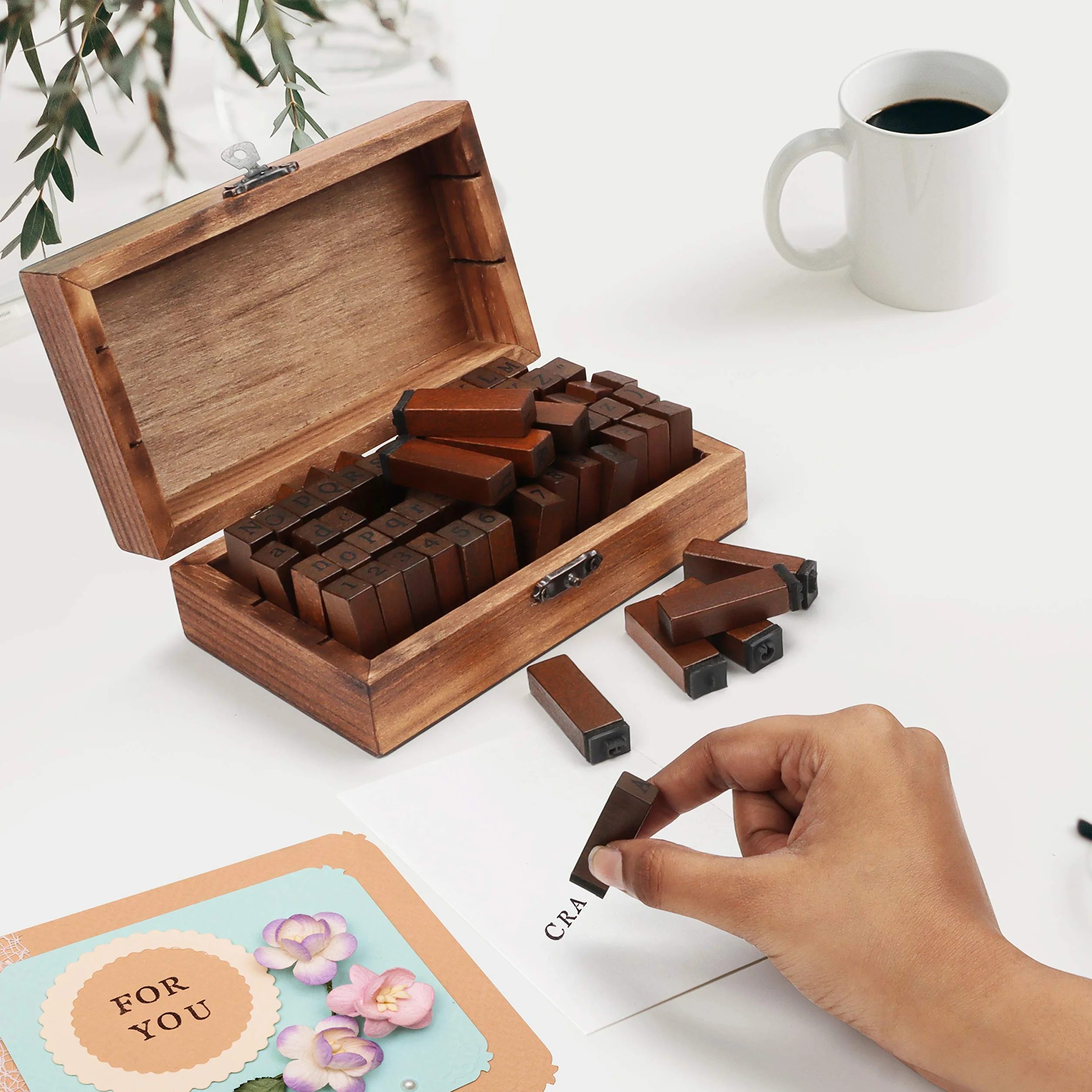 Kurtzy Lot de 70 tampons en bois et caoutchouc avec lettres, chiffres, symboles – Tampons multi-usages avec boîte en bois vintage