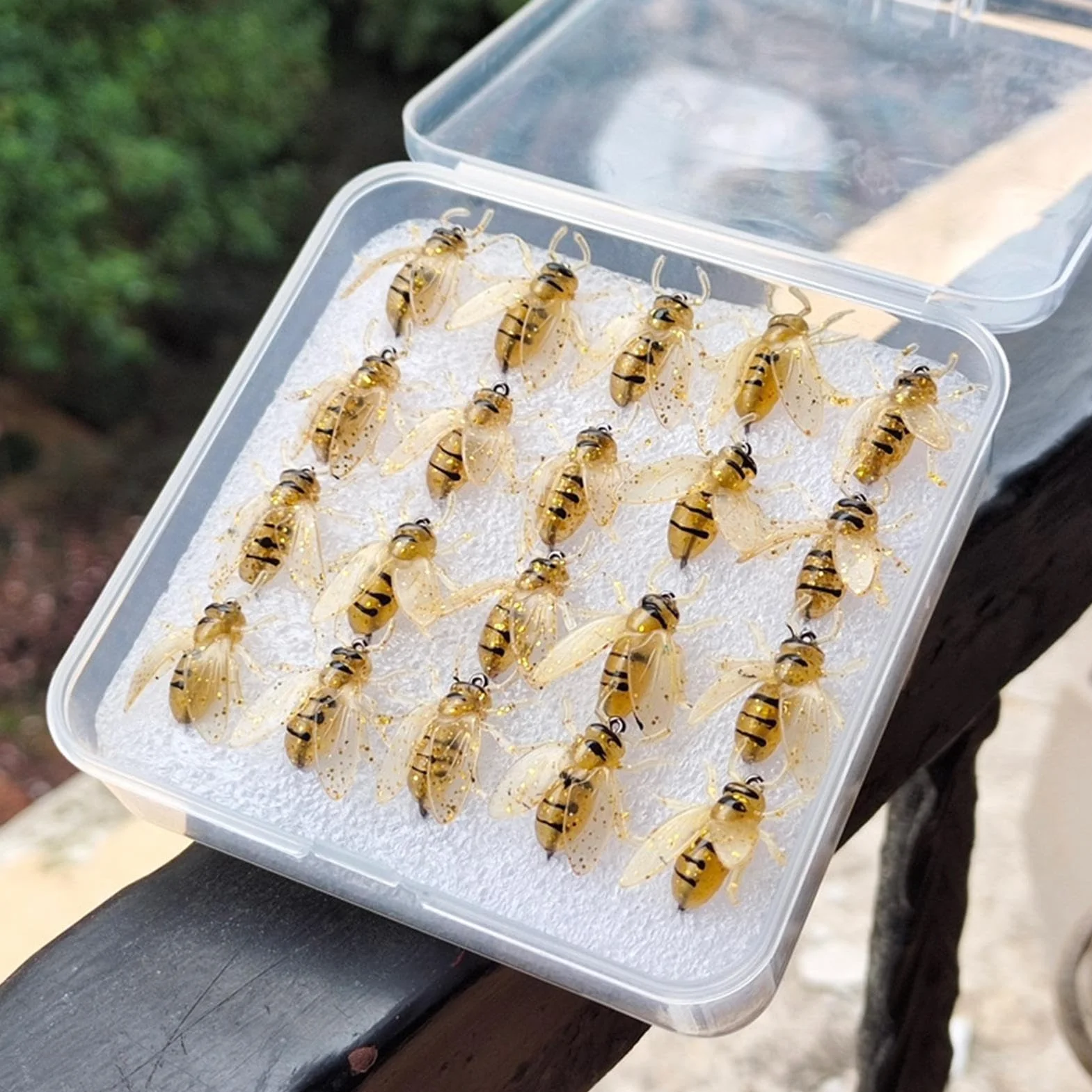 Appât de Pêche à la Mouche pour Truite - 20X Leurres Simulés en Forme d'abeille avec Étui,Équipement pour Eau Douce, Eau Salée, Lac, Rivière, Étang et Mer Profonde