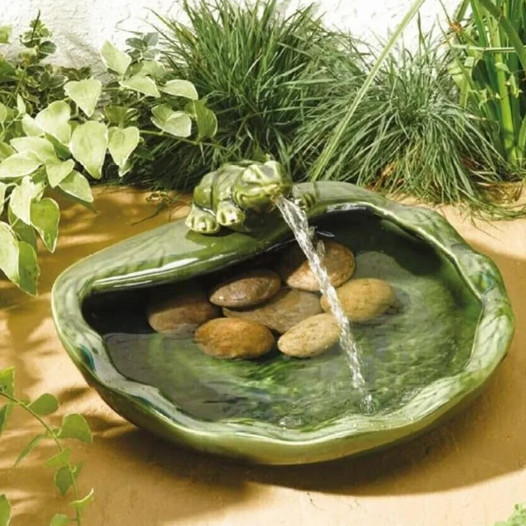Fontaine à eau solaire en forme de grenouille pour jardin extérieur en résine recyclée