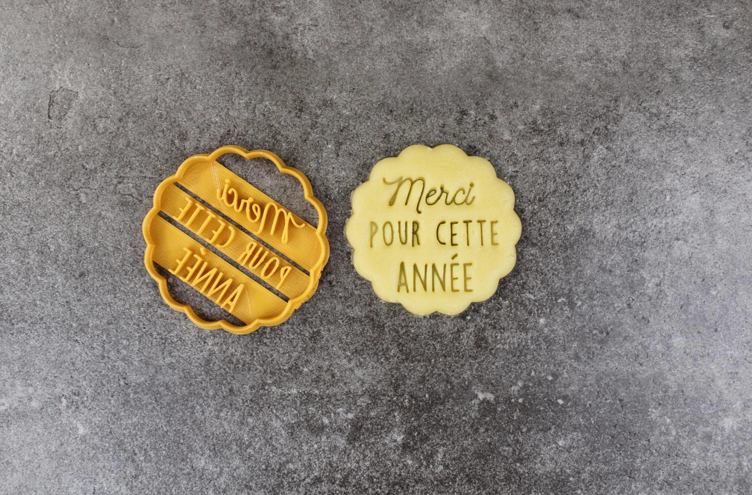 Emporte-pièce cannelé "Merci pour cette année" - Couleur au choix - Fabriqué en France