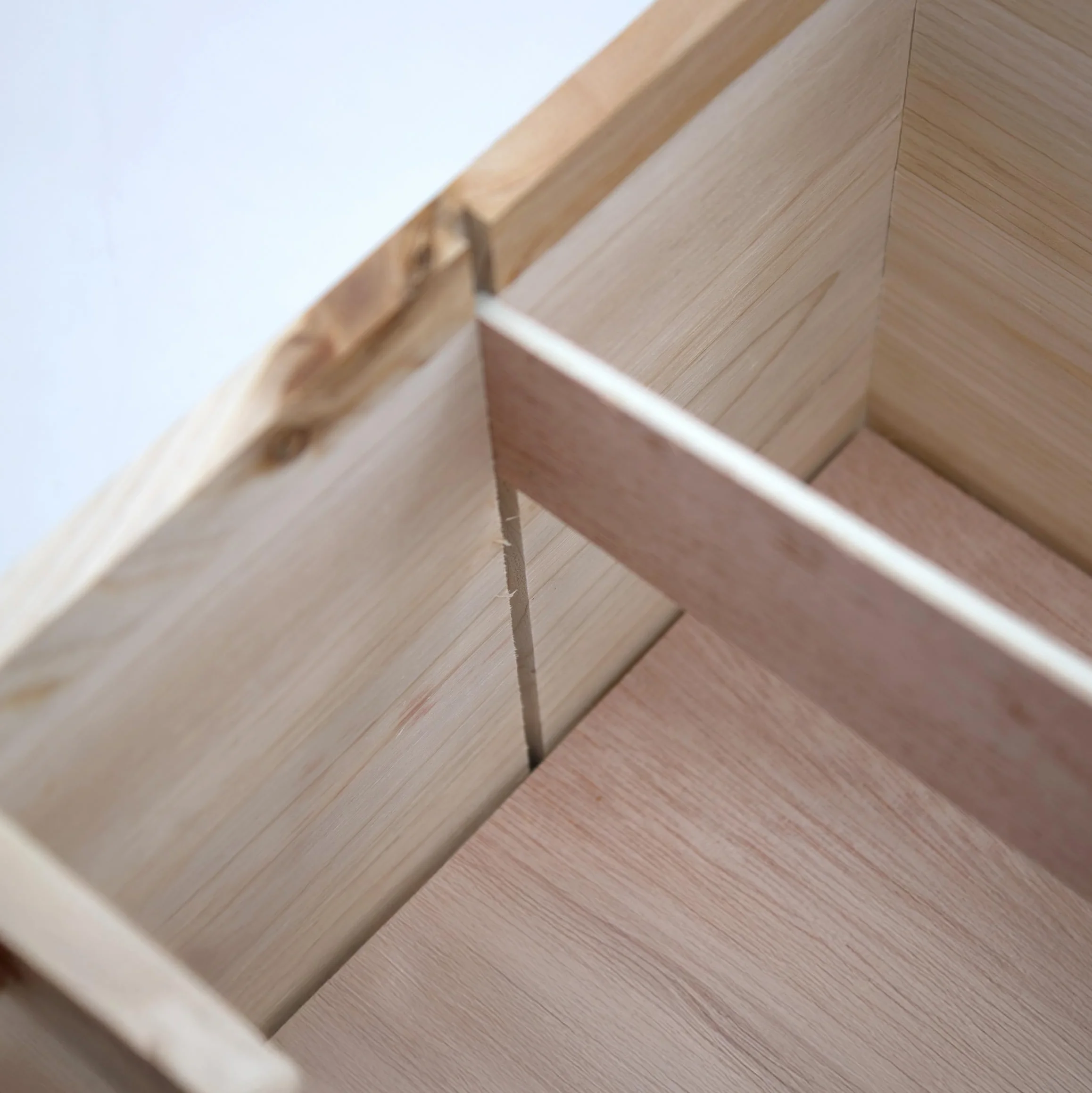 Spetebo Maison pour hérisson en bois avec entrée labyrinthe 32 x 21 cm Hôtel d'hiver toit plat noir Niche pour hérisson