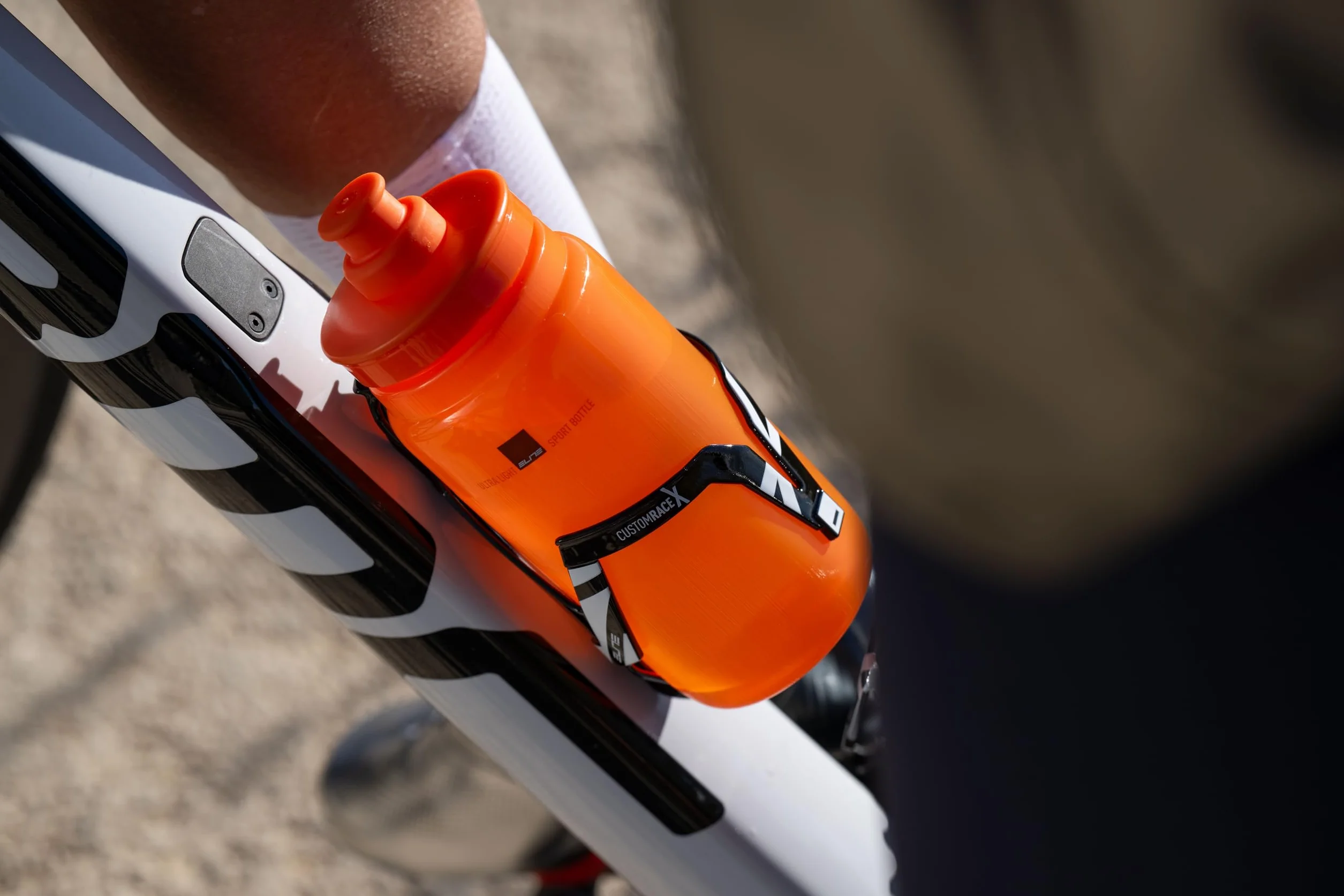 Elite Custom Race X Porte-Bidon – Ultraléger 28,5g & Haute Résistance FRP – Blanc Brillant Graphique Gris – pour Vélo de Route, VTT & Gravel