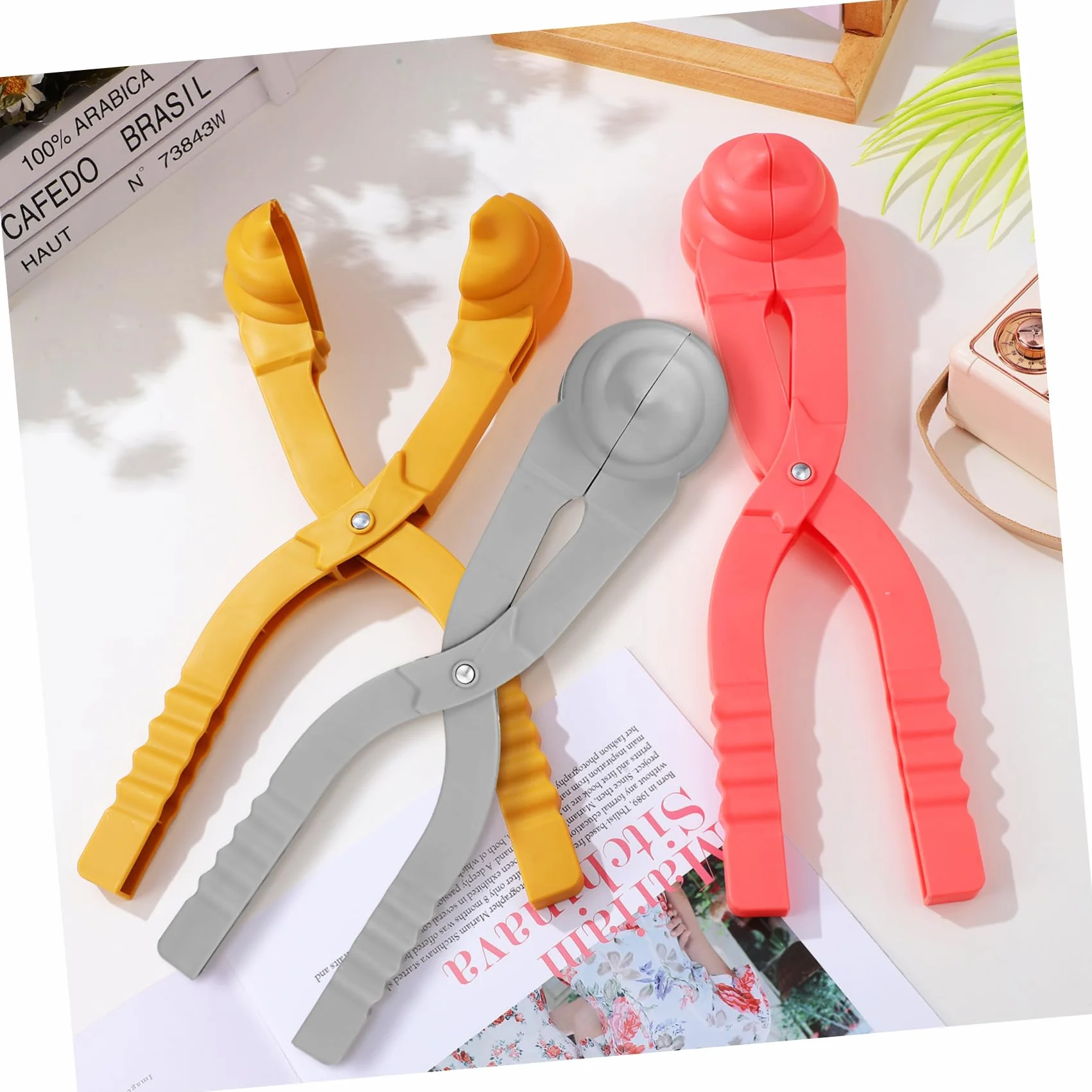Lot de 2 Pinces à Boules de Neige Grandes en Plastique Solide pour Garçon et Filles Jouet de Neige Extérieur Polyvalent Accessoire et Jeux de Plage Couleur Aléatoire