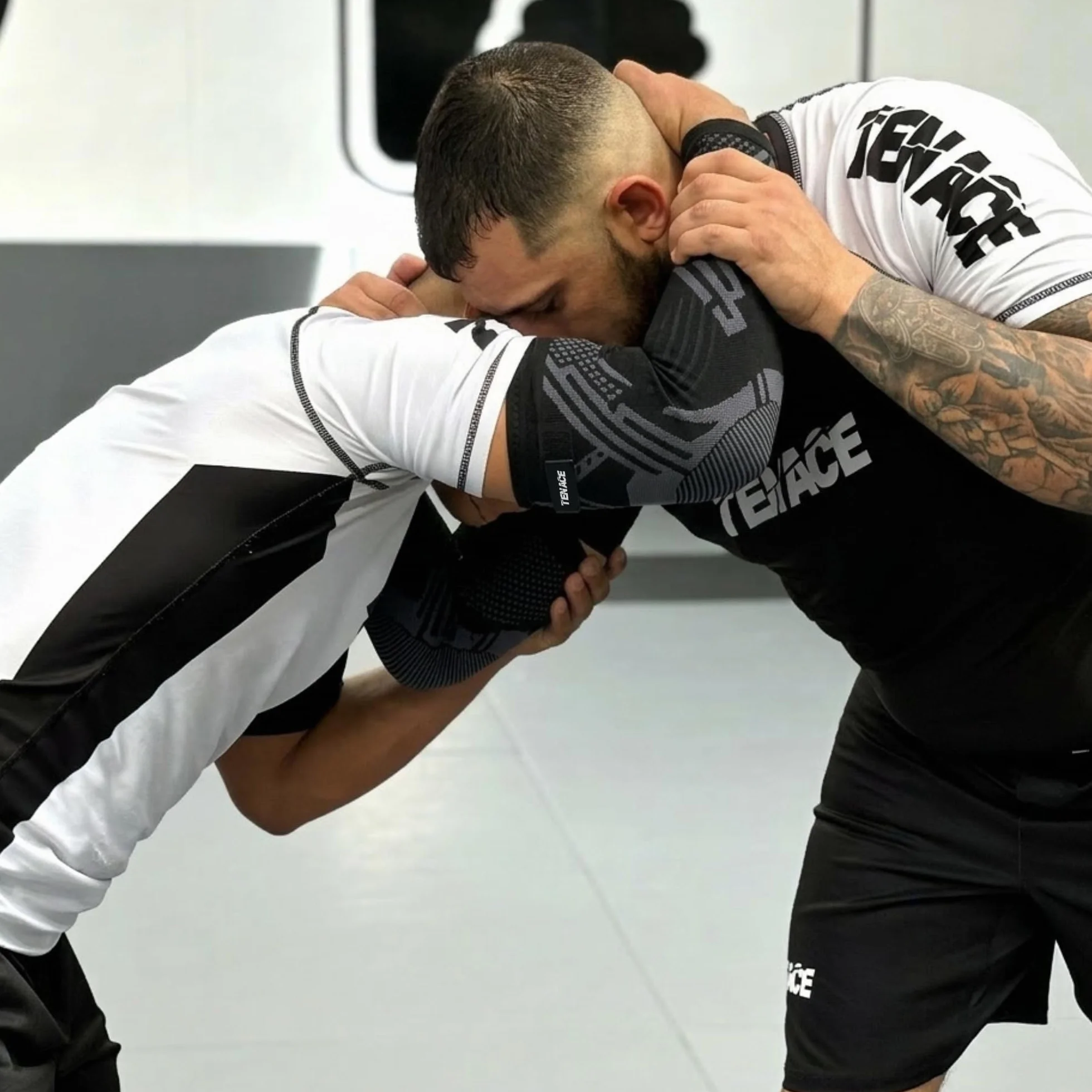 Tenace Jiu Jitsu Coudière Grappling Protection coudes de compression et rembourrage MMA, BJJ, Muay Thai, Judo Haute Durabilité et Performance Unisexe
