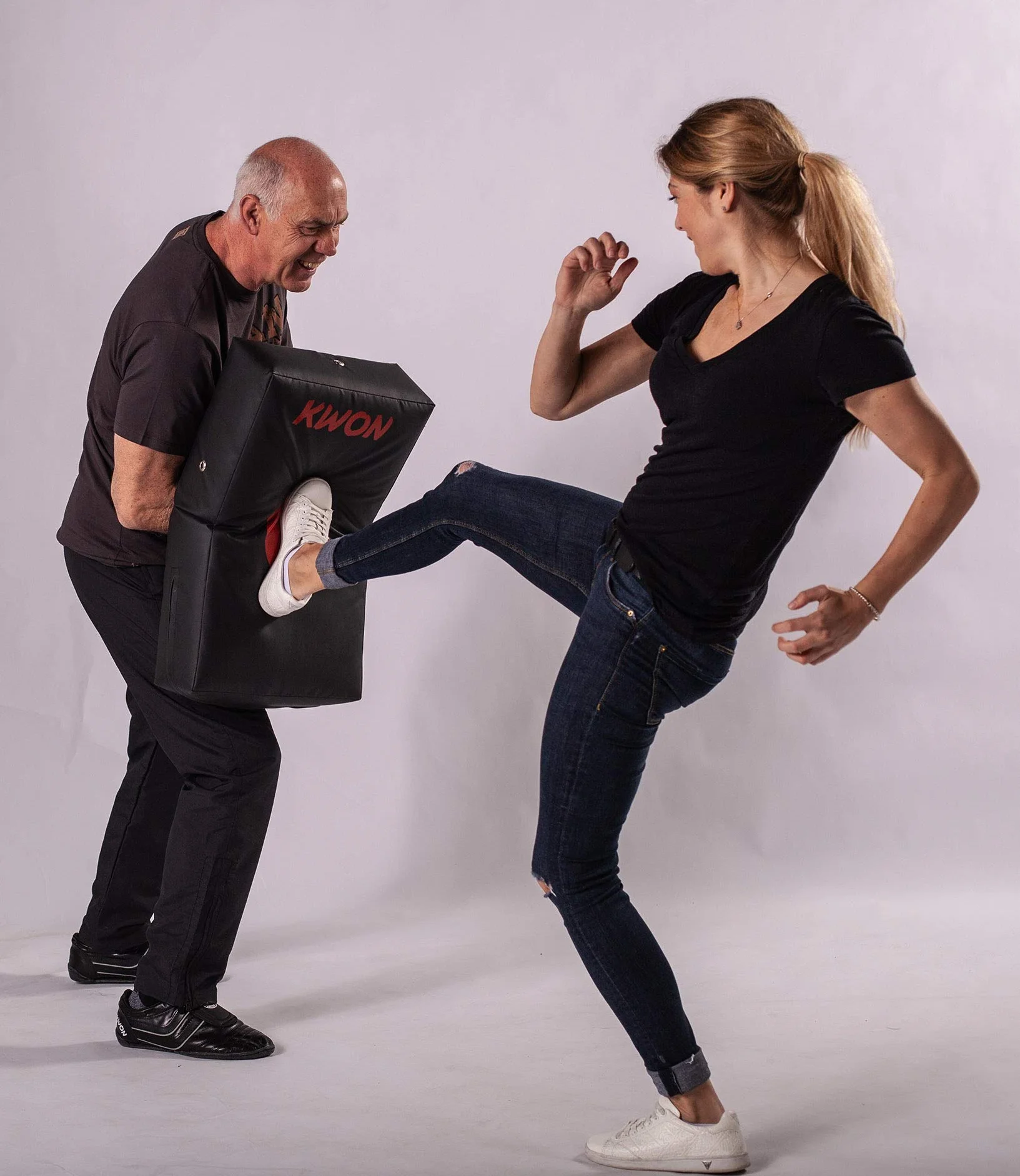 Kwon Coussin de frappe doux de 60 cm pour débutant 4093000 SV, Krav Maga, Self Defence, Kickboxing, karaté, MMA, Muay Thai, Taekwondo