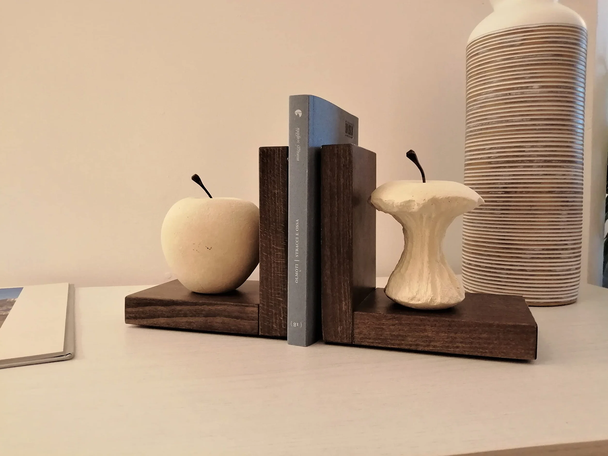 Progetto Arte Paire Serre-Livres Pomme Mangée Sculpture Pierre Base Bois Fait Main