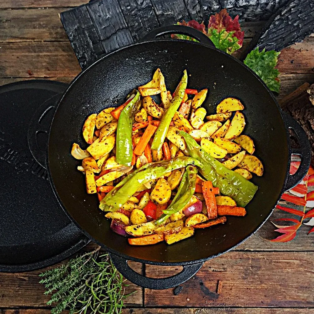 BBQ-Toro Kazan | Cocotte en fonte avec couvercle | Casserole traditionnelle en fonte | Avec fond aplati | Wok noir (12,1 litres)