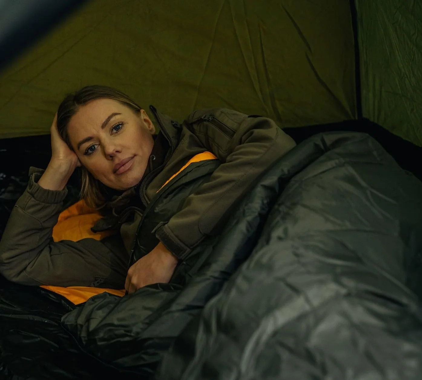 Badger Outdoor Nightpack Sac de couchage de camping 220 x 75 cm | Ultra léger 1100 g Sac de couchage avec capuche | Matelas isolant pour trekking extérieur 3 saisons | Jusqu'à -4 °C