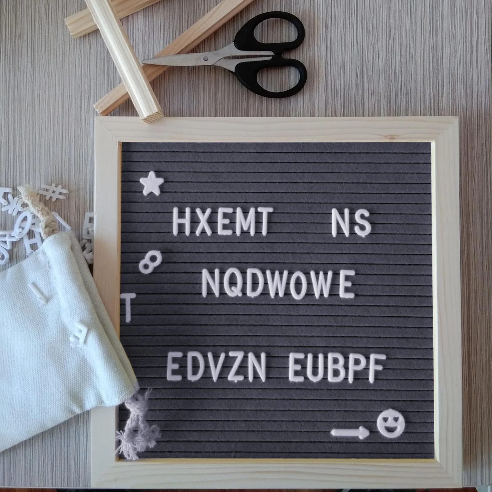 Planche à lettres en feutre 25x25 cm, interchangeable, 340 lettres, tableau à lettres carré en bois avec chevalet et sac