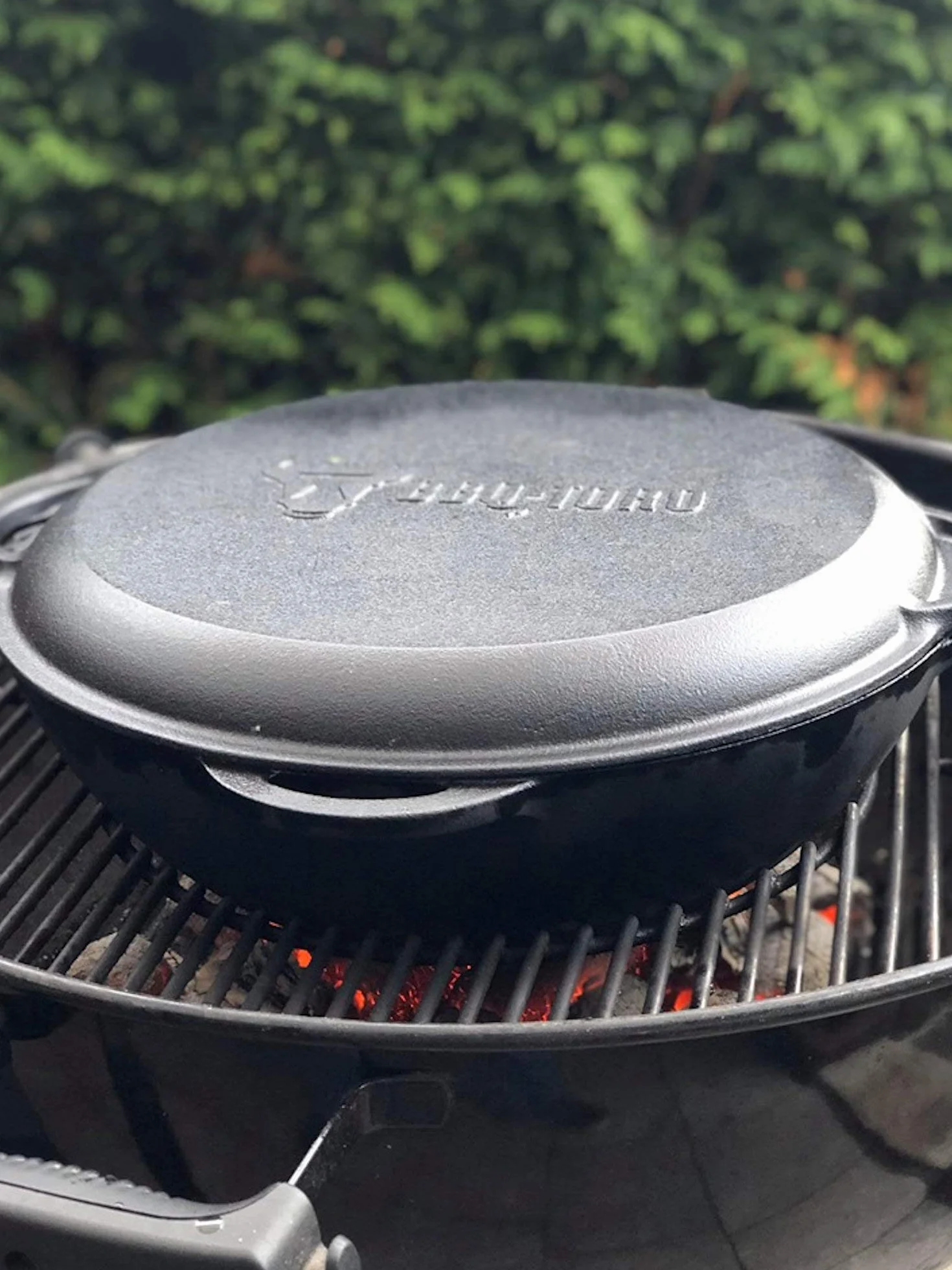 BBQ-Toro Kazan | Cocotte en fonte avec couvercle | Casserole traditionnelle en fonte | Avec fond aplati | Wok noir (12,1 litres)