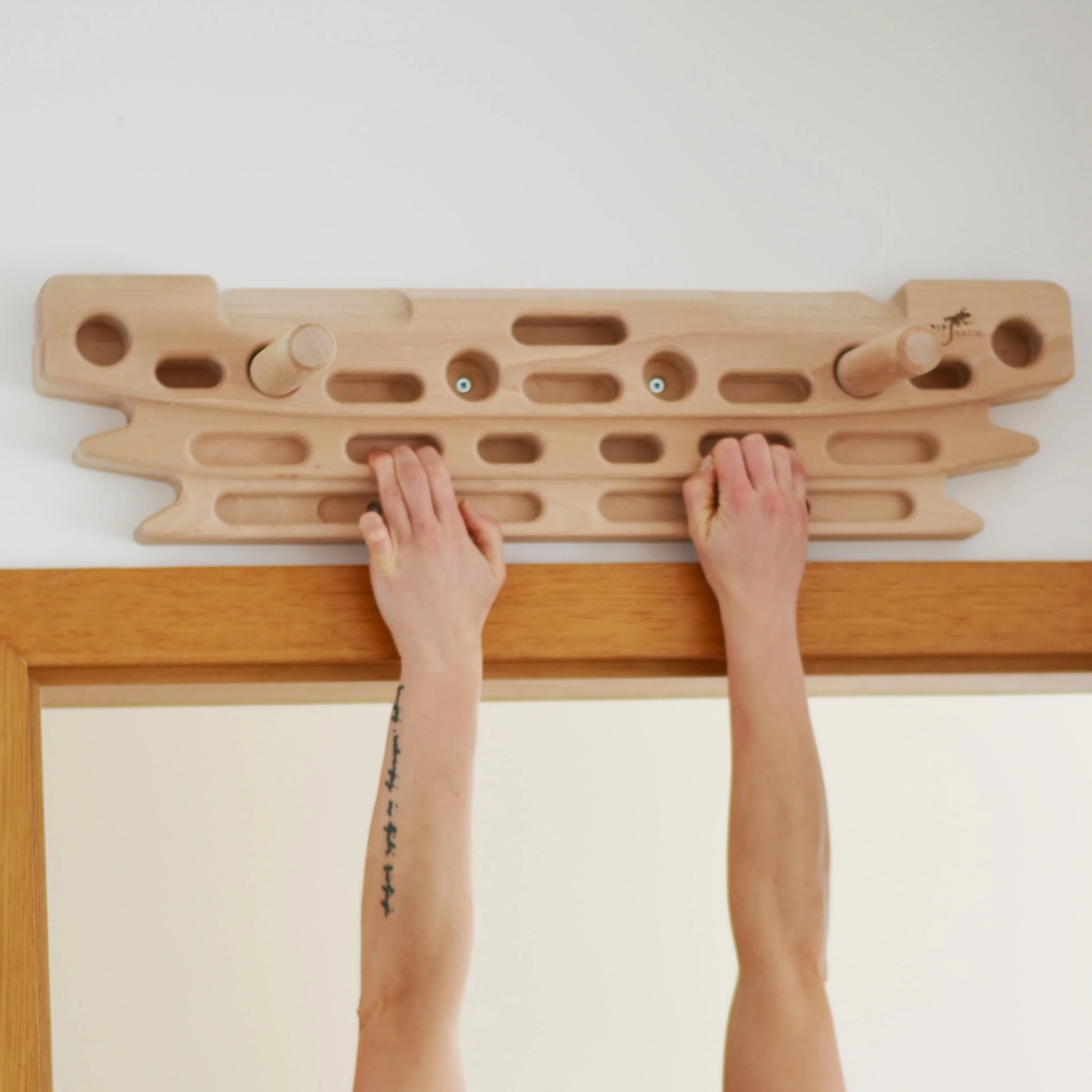 FingerPeg 1.0 Hangboard - Planche d'escalade - Planche d'entrainement d'escalade - Poutre d'entraînement pour l'escalade - avec Barres de Gymnastique pour tractions - Design Unique