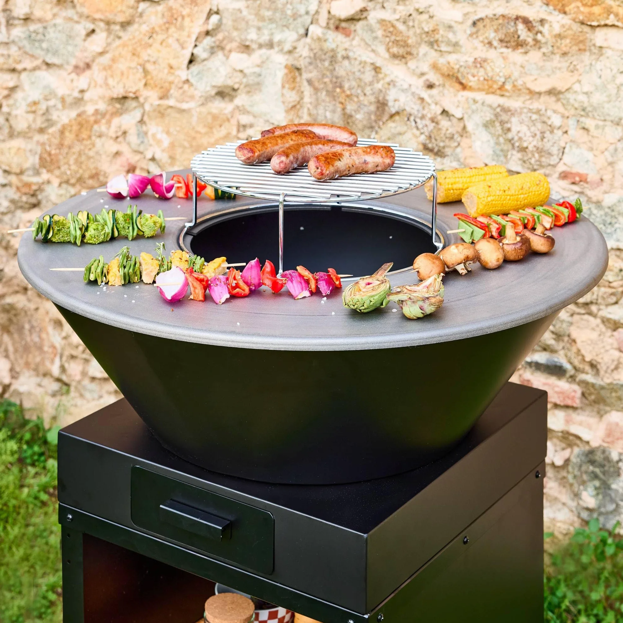 Sweeek Brasero Barbecue Ø81.5cm avec Grille de Cuisson et Espace de Rangement
