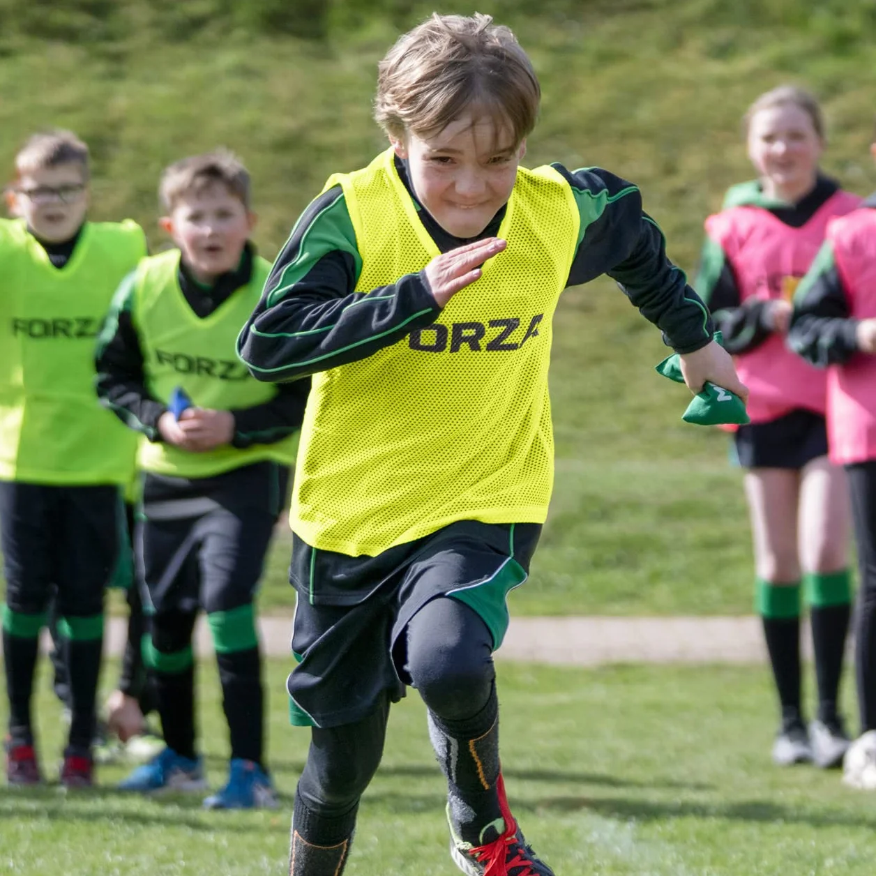 FORZA Chasubles d'Entraînement [Lot de 5] | Gilets de Sport et Dossards pour Football, Rugby, Basket et Sports d'Équipe | Plusieurs Couleurs et Tailles