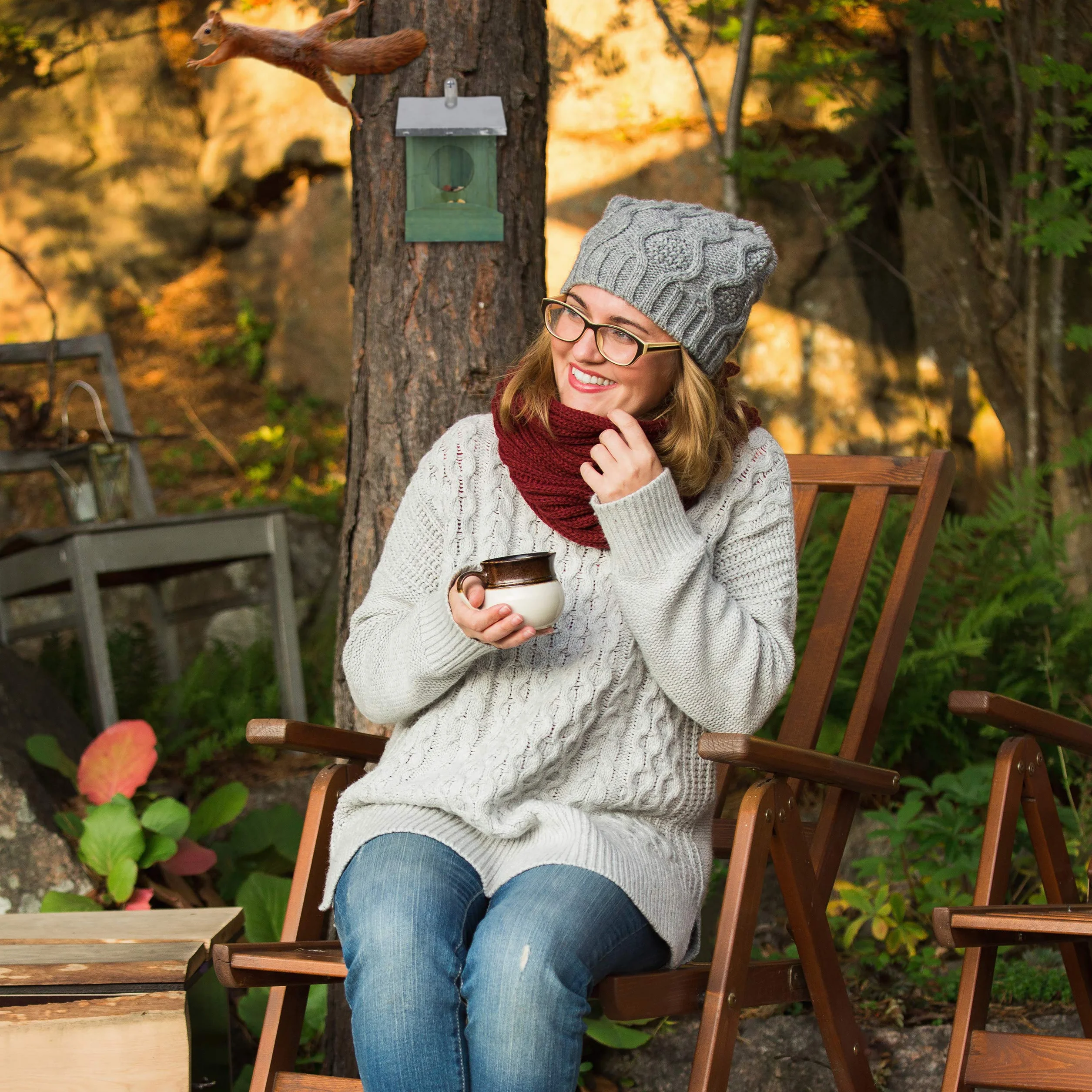 Relaxdays Mangeoire pour écureuils, Hotte en Bois, Toit métallique étanche, à accrocher, Jardin, Marron foncé