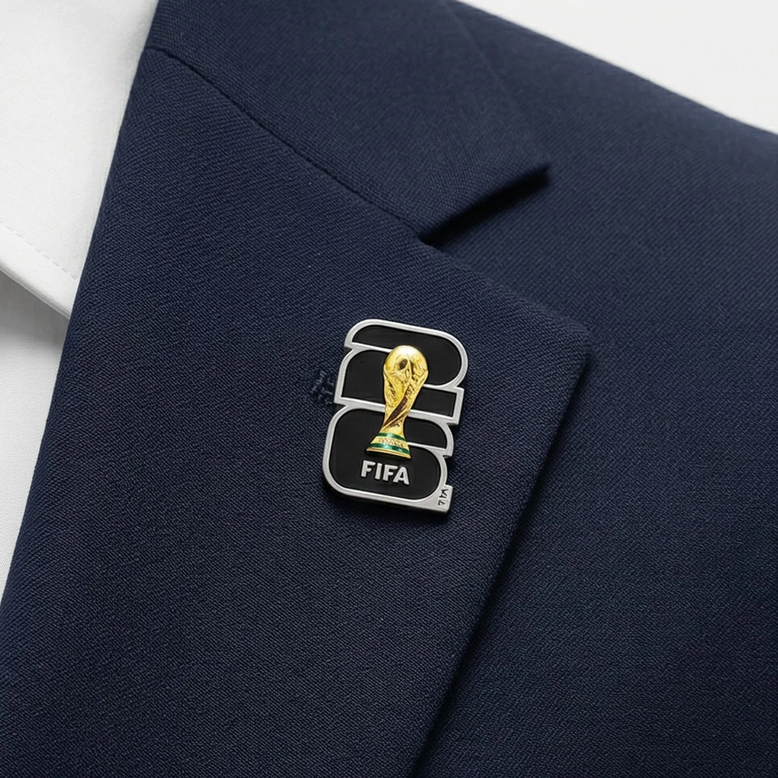 FIFA World Cup 2026 Official Gift, Pin’s Officiel FIFA Coupe du Monde 2026 – Souvenir & Article Fan avec Motif Trophée – Alliage d‘Aluminium, Idéal pour la Coupe du Monde 2026