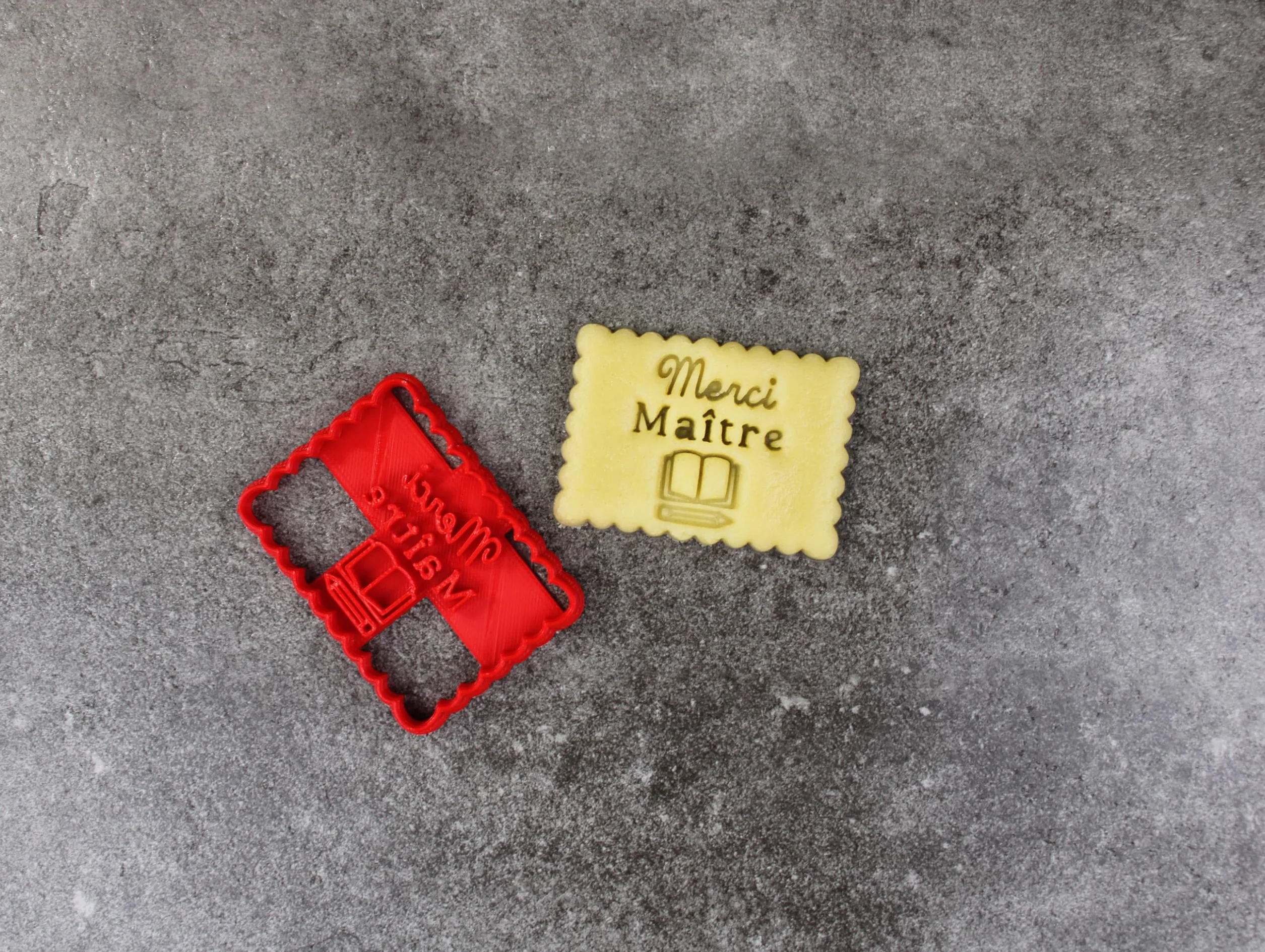 Emporte-pièce petit beurre "Merci Maîtresse" motif cahier crayon - Couleur au choix - Fabriqué en France