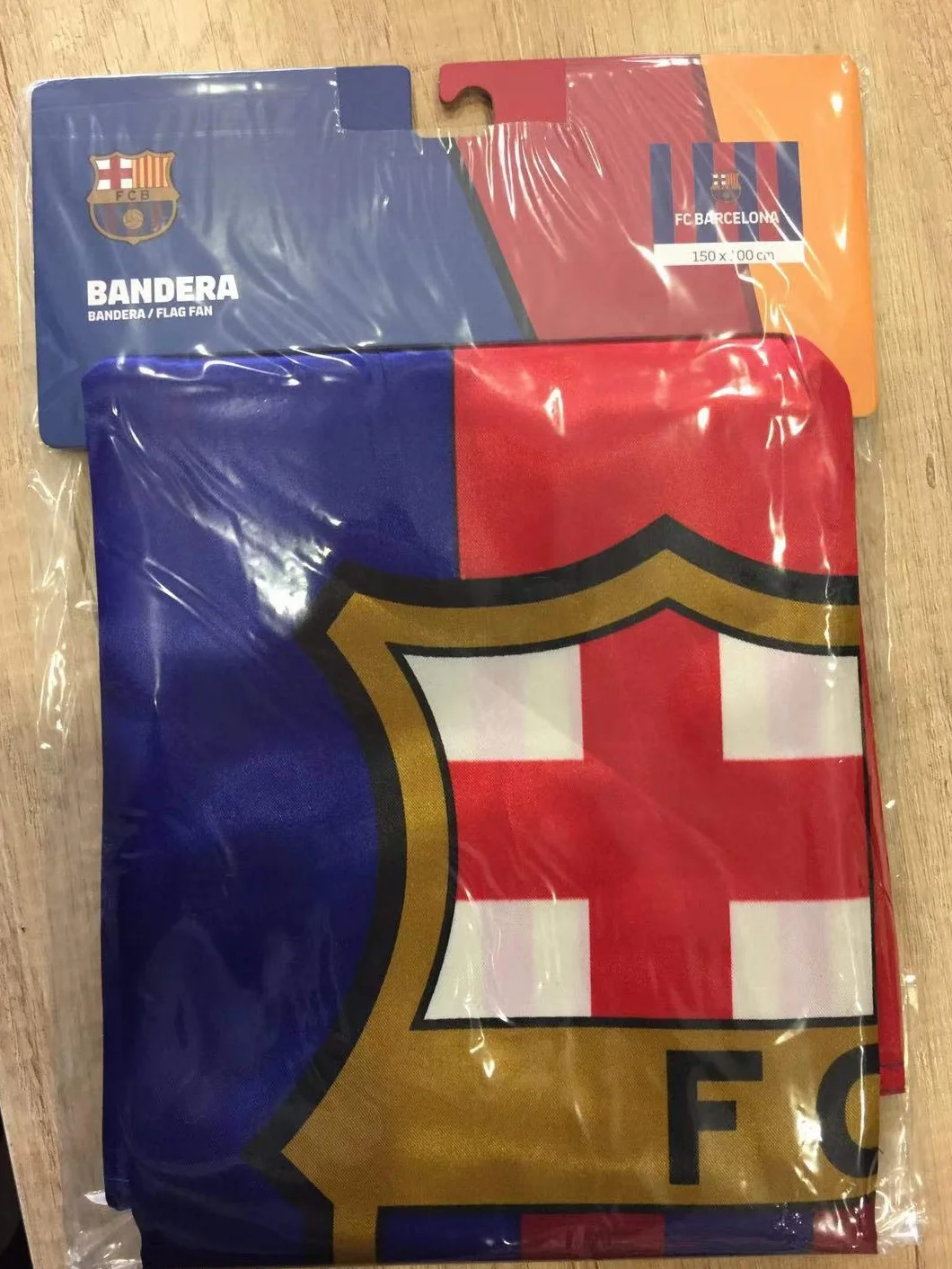 Drapeau vertical du FC Barcelone - Produit sous licence - Dimensions 100 x 150 cm - Vêtements en polyester