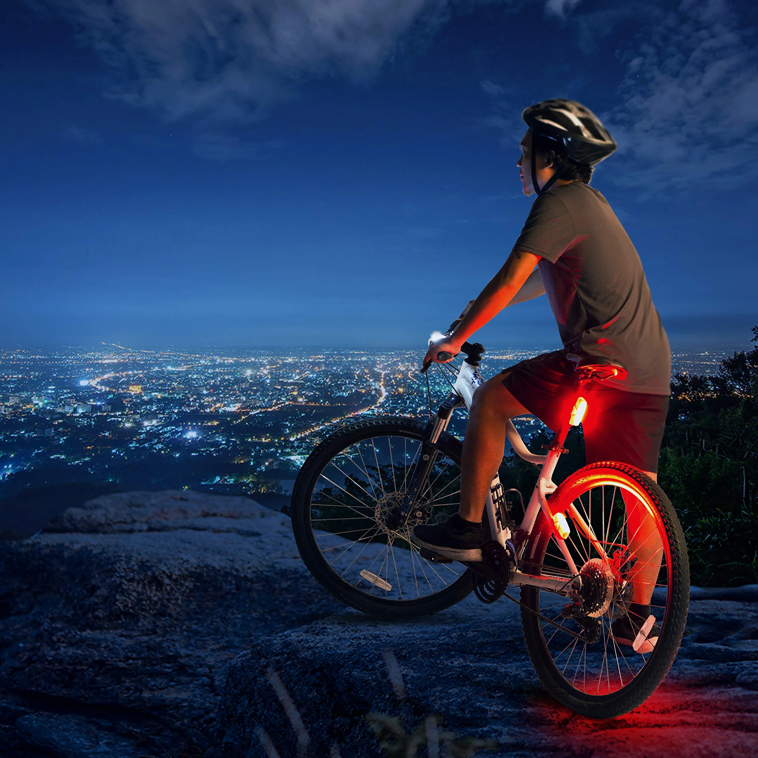 Feu arrière pour vélo rechargeable USB par Apace - Super lumineuse 100 Lumens Lampe arrière vélo ou VTT à LED Se clipse aisément pour servir d’Eclairage arriere rouge pour une sécurité optimale à vélo