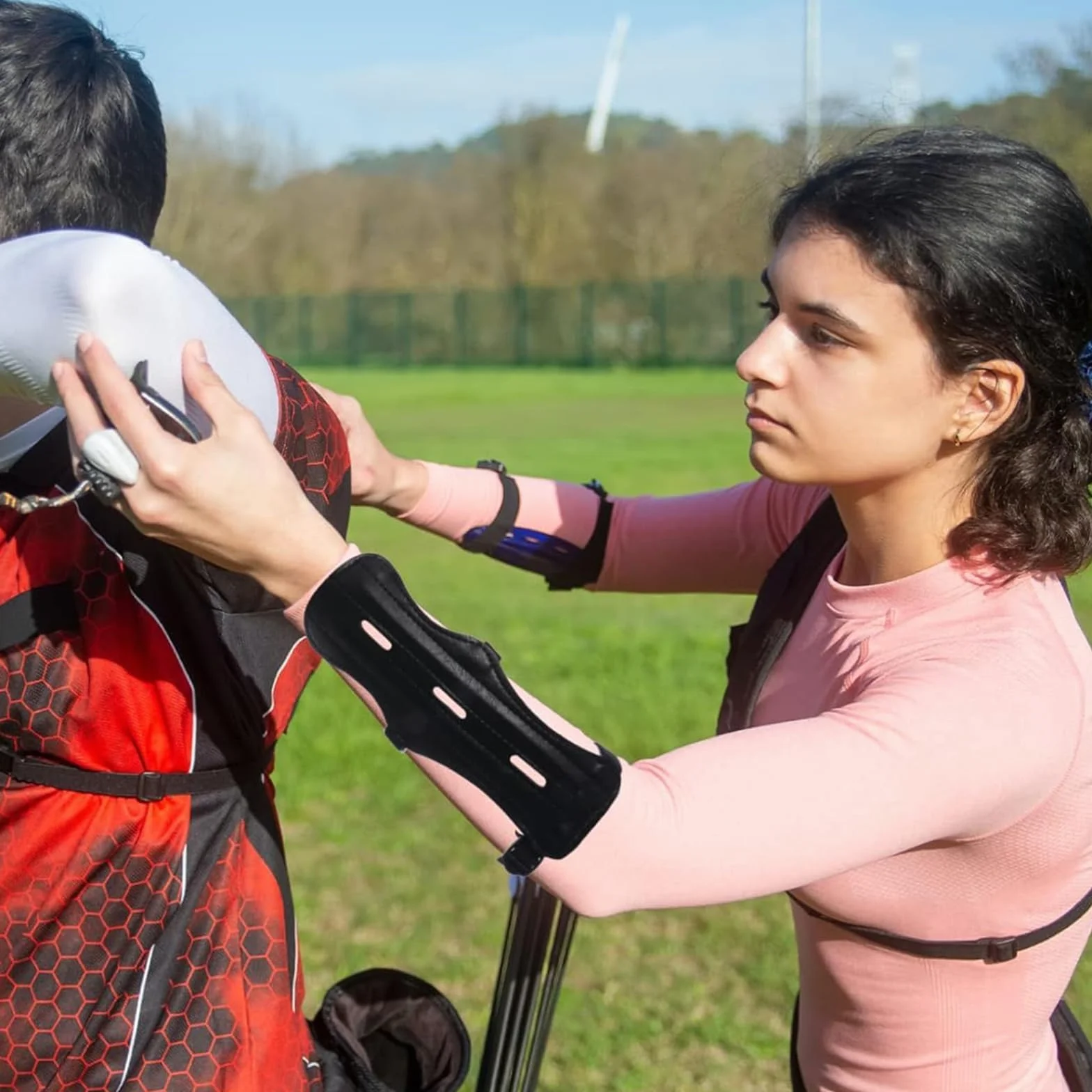 2 Pièces Protège-Bras pour Tir à l'arc - Ensemble 2-en-1 en Cuir avec Protège-Doigts - Réglable pour Compétition, Entraînement & Loisirs