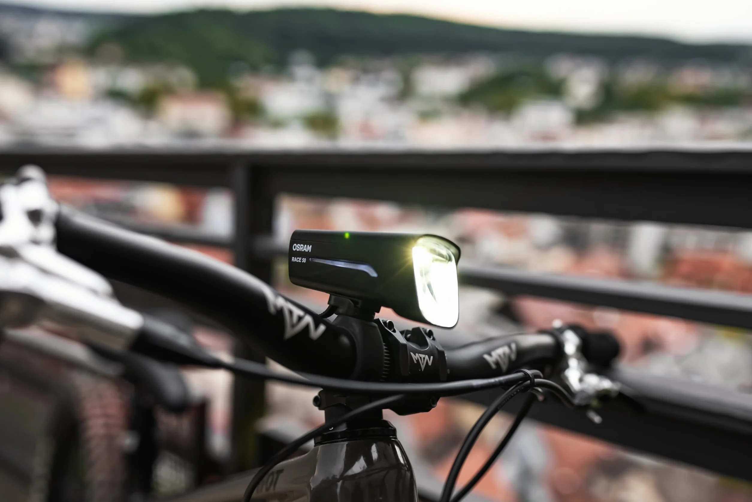 Osram LEDsBIKE Race 50 Set, Jeu d'éclairage de vélo Rechargeable, Jeu d'éclairage LED Avant et arrière, Trois Niveaux de luminosité, 50 lux, Homologué StVZO