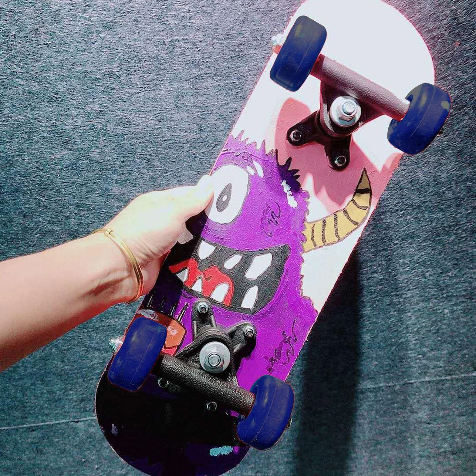 Yusheng Skateboard pour Enfants, Graffiti Peint À La Main Skateboard Complet pour Enfants avec Pont en Érable, Excellent Cadeau pour Garçons Filles Débutant 1-2 Ans, Stable Et Sûr, 165 Livres