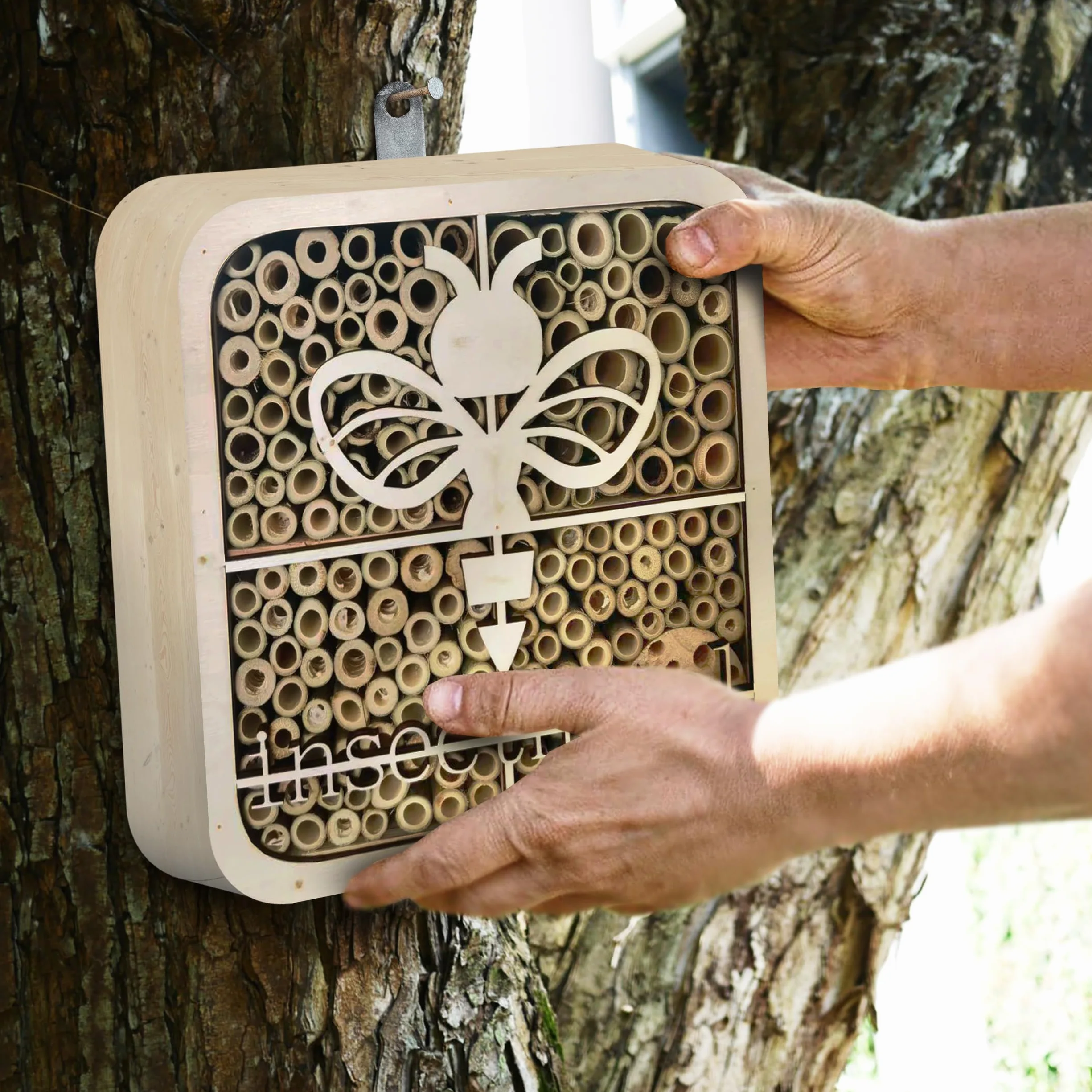 ISOTRONIC Hôtel à Insectes en Bois Naturel – Maison pour Abeilles et Coccinelles avec Abri en Bambou Design Moderne