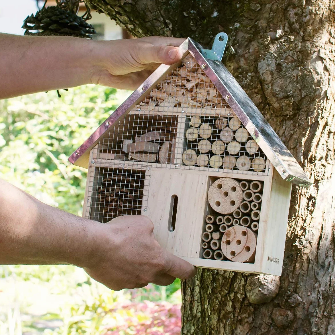 Navaris Hôtel Insecte en Bois Cabane abri Taille M 28 x 24,5 x 7,5 cm Maisonnette Refuge Abeille Coccinelle Papillon