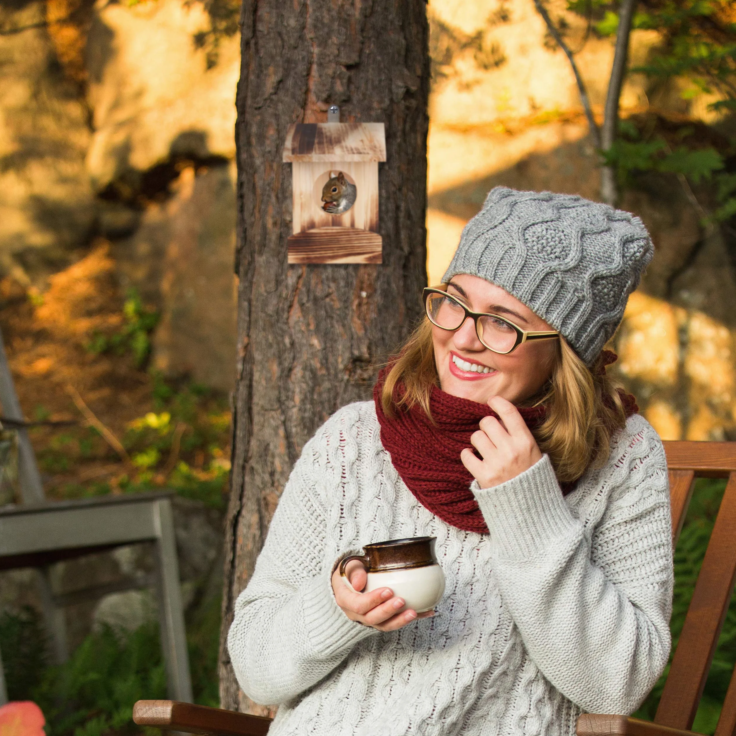 Relaxdays Mangeoire pour écureuils Distributeur de Nourriture Bois 17,5 x 14 x 25 cm Marron foncé