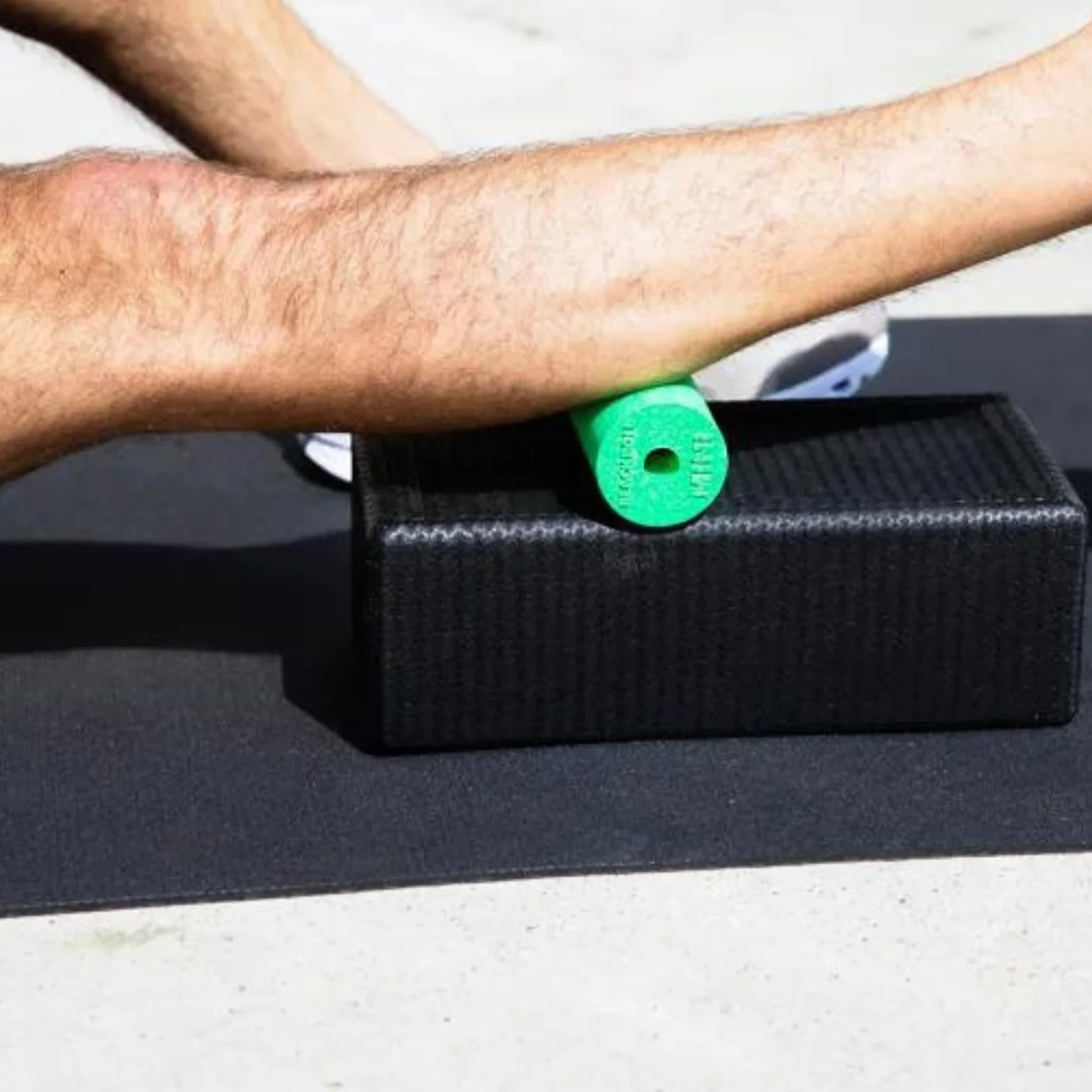 BLACKROLL MINI (5x15 cm) | Le petit rouleau de massage en mousse original pour l'exercice des fascias, le fitness, le yoga et la récupération musculaire en différentes couleurs