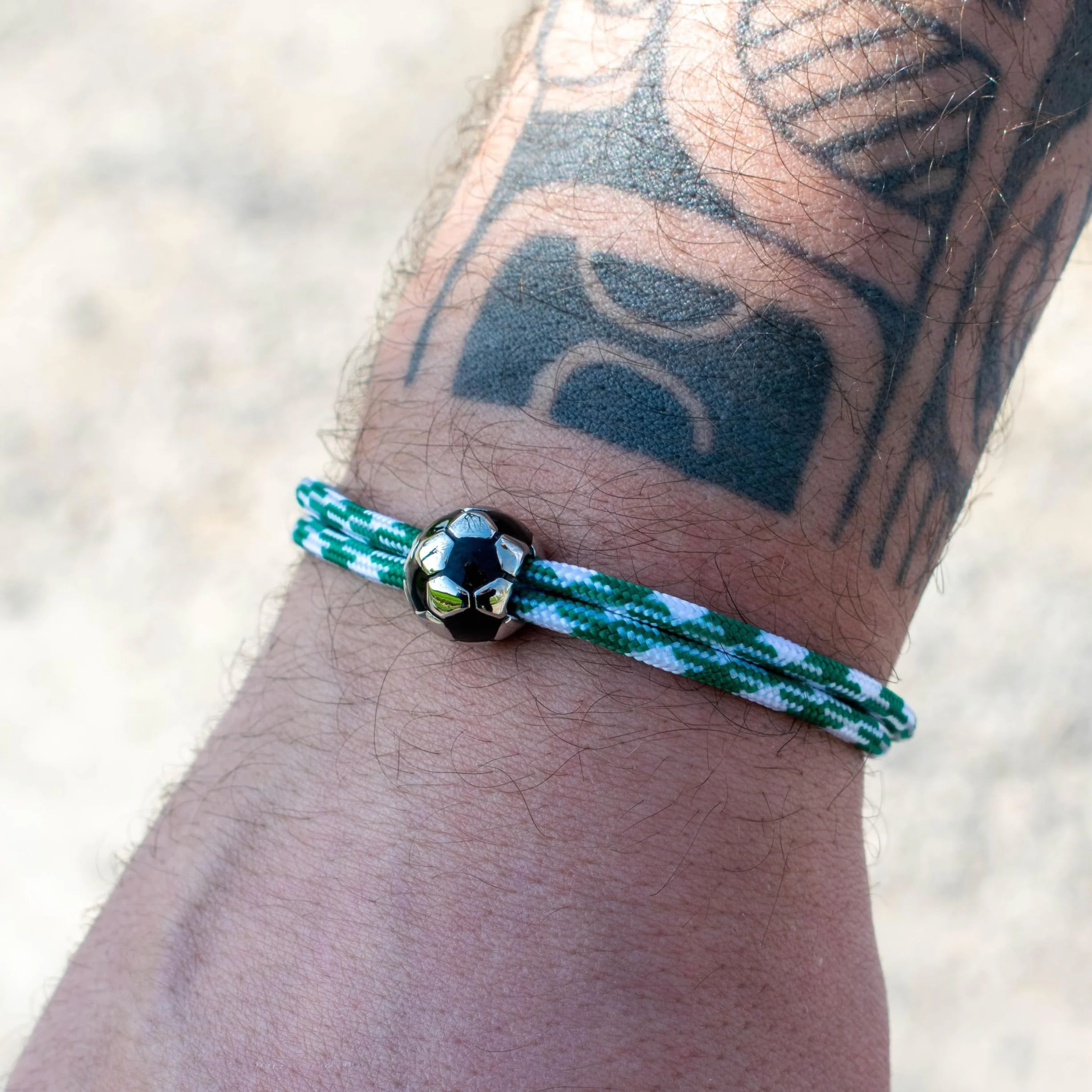 Ernestine - Bracelet Football réglable acier inoxydable - Idée cadeau foot homme enfant - Bracelet sport Foot - Cadeau Homme Noël anniversaire fête des pères - accessoire équipe Football Ville Paris