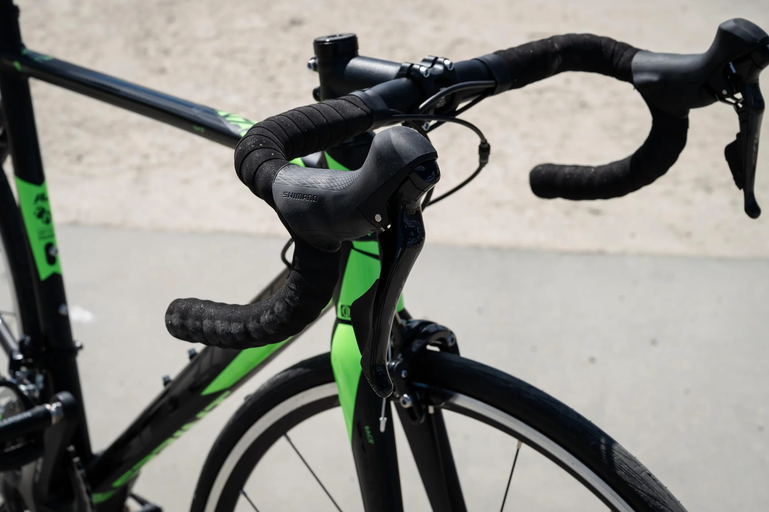 Vélo de course Shimano Claris 28 pouces débutants