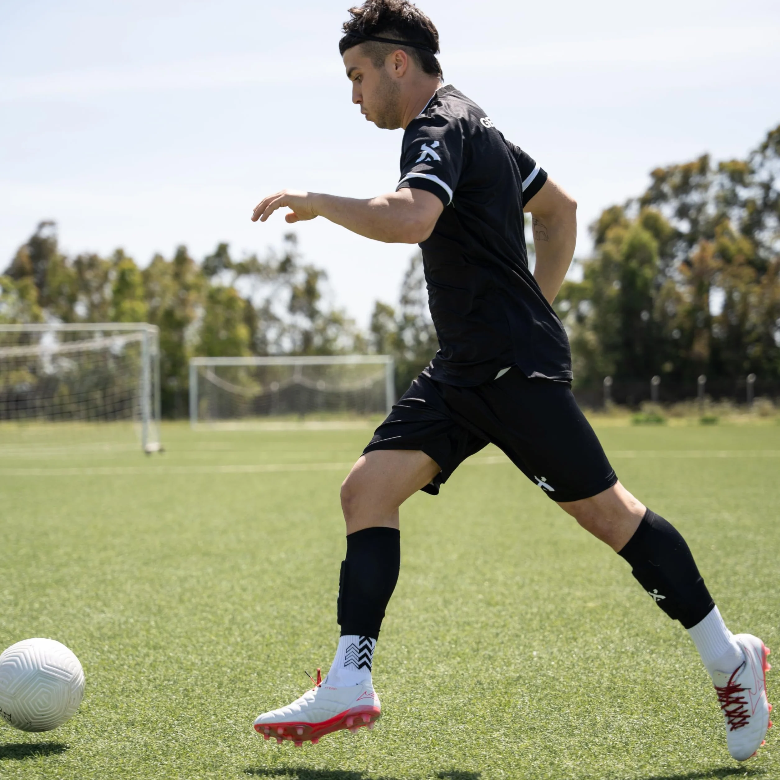 GEARXPro - Protège-Tibias Football avec Manchon de Maintien - Rembourrage EVA Antichoc - Légers, Respirants et Ergonomiques