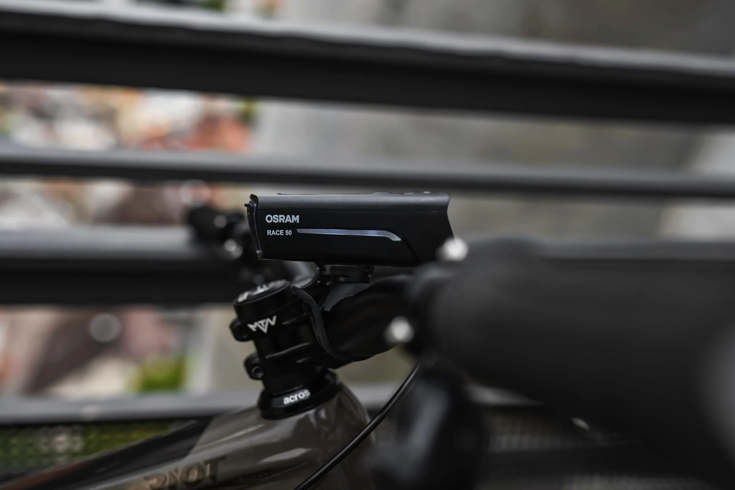 Osram LEDsBIKE Race 50 Set, Jeu d'éclairage de vélo Rechargeable, Jeu d'éclairage LED Avant et arrière, Trois Niveaux de luminosité, 50 lux, Homologué StVZO