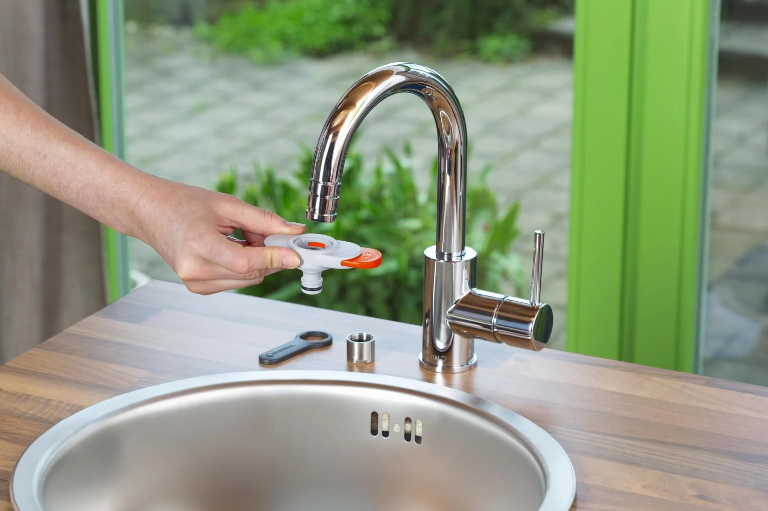 Gardena Raccord pour robinets d’eau intérieurs adaptateur clé insertion facile (18210-20)