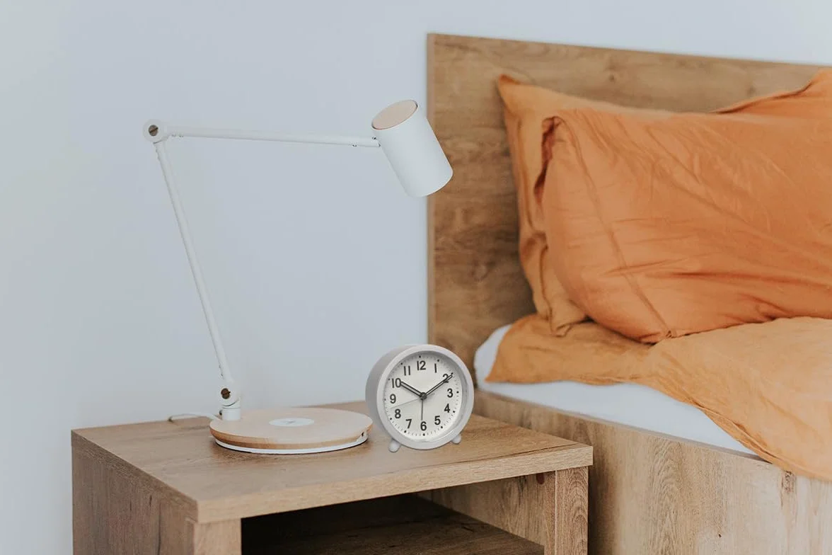 TFA Dostmann Réveil Matin analogique 60.1043.02 sans tic-tac rétroéclairage Silencieux Piles Horloge de Table Alarme Snooze Style rétro Blanc