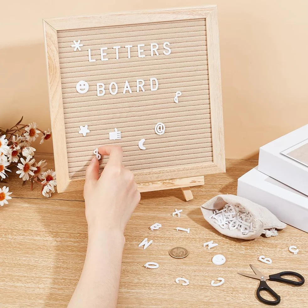 OLYCRAFT Tableau à Lettres en Bois 25x25 cm Rustique Feutre avec Support 340 Lettres Émoticônes Décoration Murale Bureau 2 mm