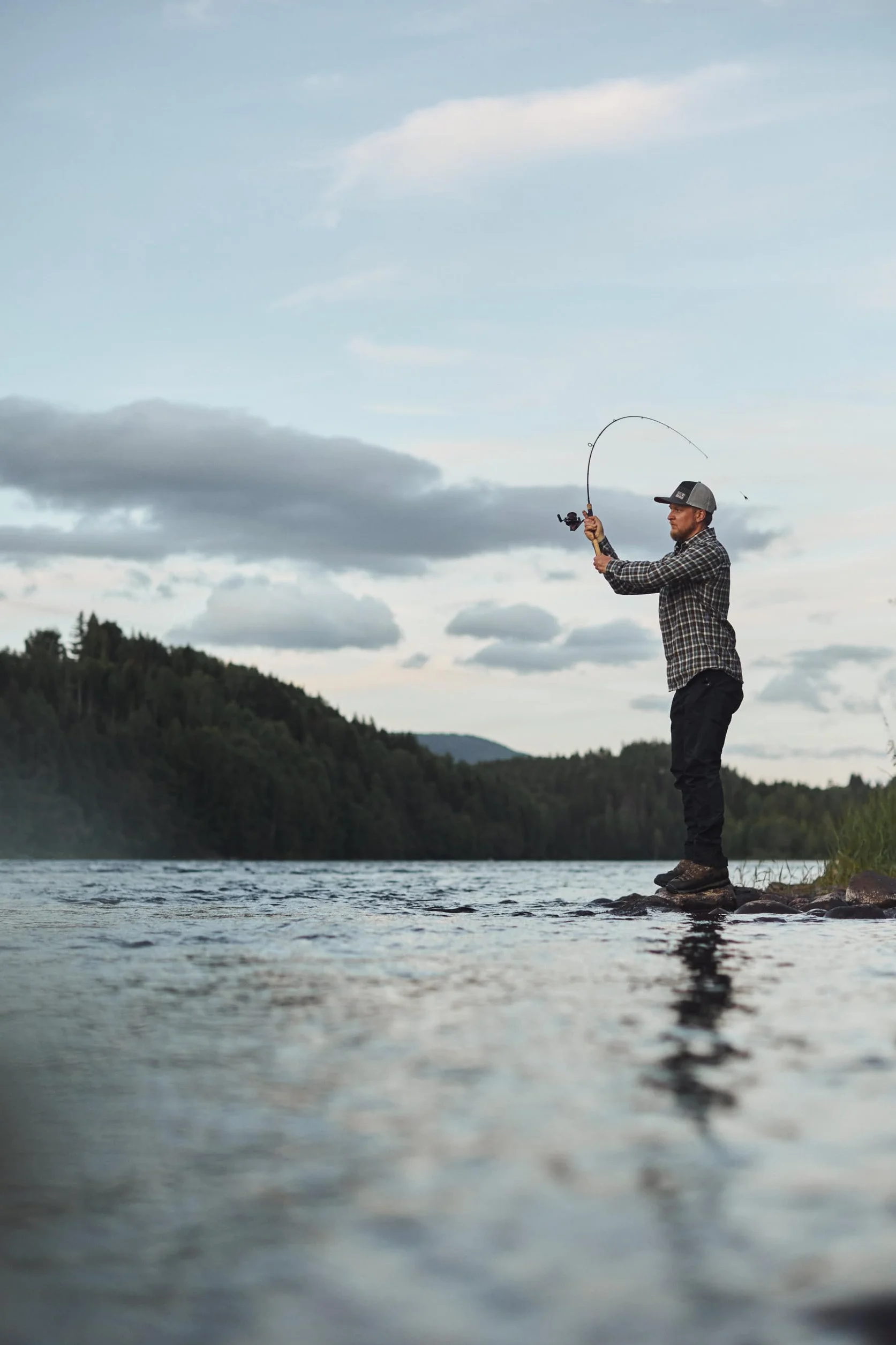 Abu Garcia Tormentor2 Travel Spinning Rod, légère avec Blank en Carbone 24T, poignée en liège, Design Compact, Poissons prédateurs d'eau Douce et d'eau salée, 3.04m 25-65g