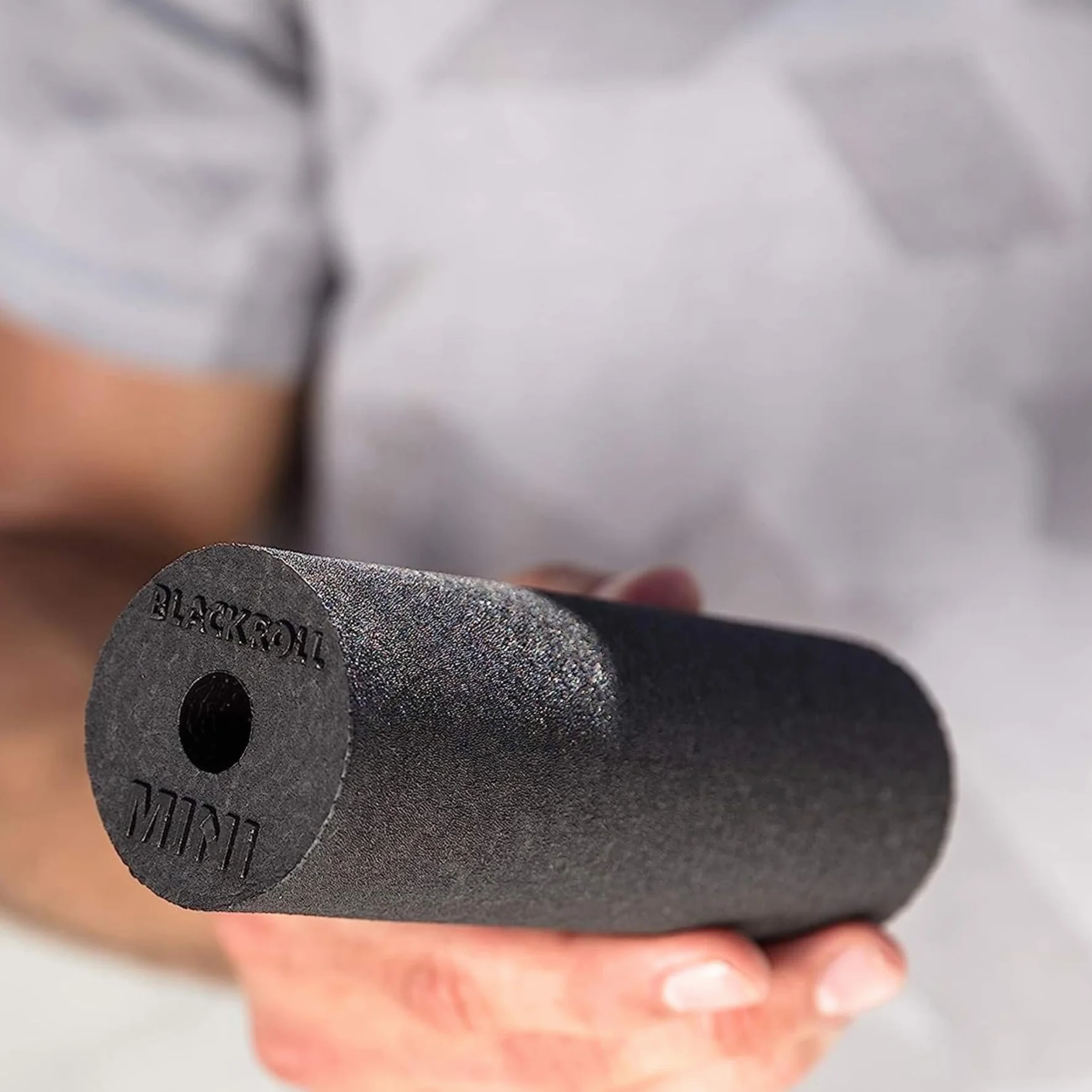BLACKROLL MINI (5x15 cm) | Le petit rouleau de massage en mousse original pour l'exercice des fascias, le fitness, le yoga et la récupération musculaire en différentes couleurs