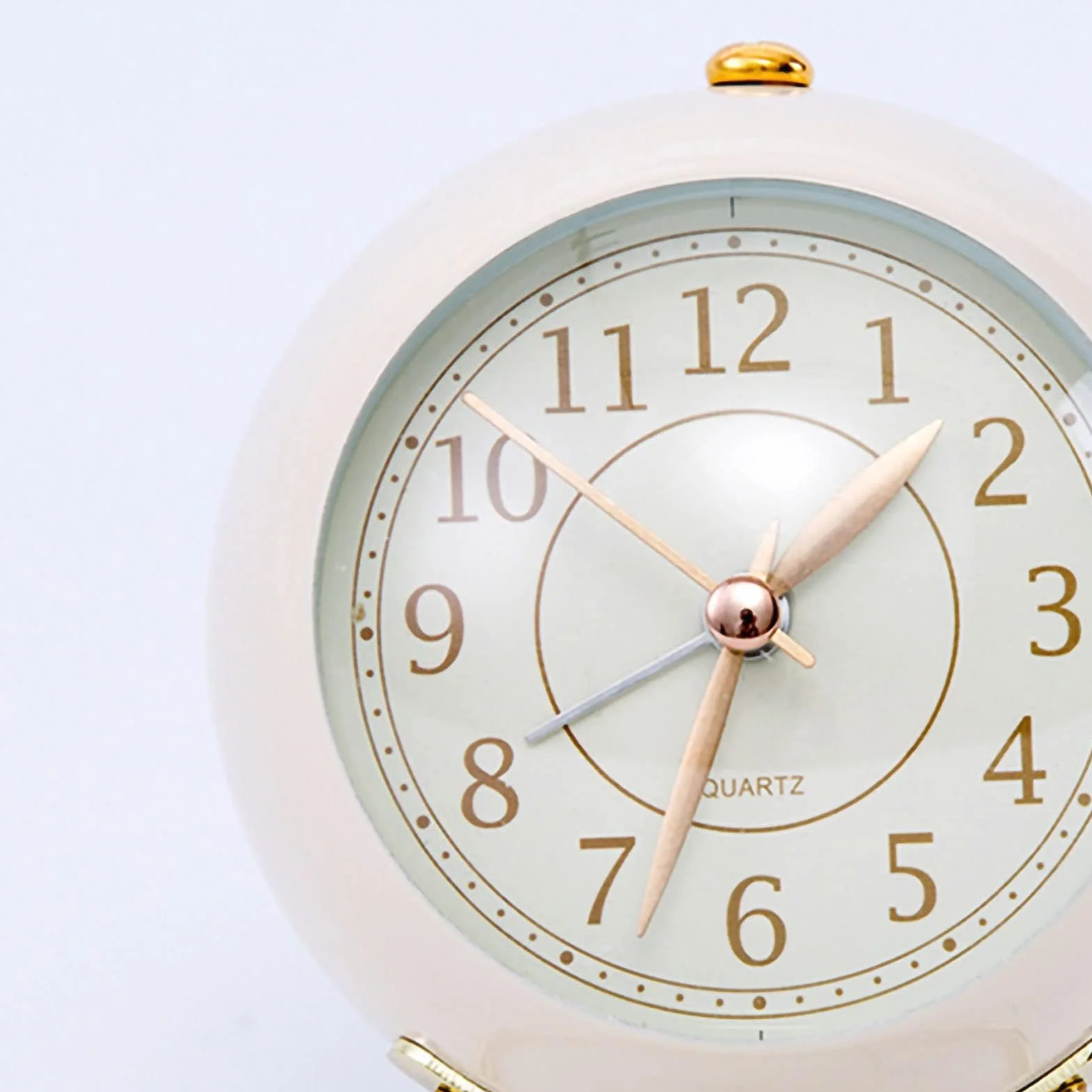 HERCHR Réveil de Chevet Silencieux sans Tic-tac Horloge de Table à Piles Blanc