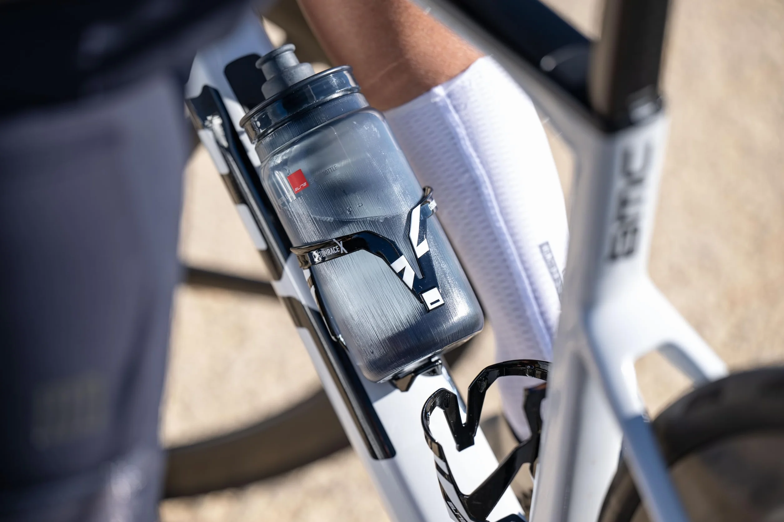 Elite Custom Race X Porte-Bidon – Ultraléger 28,5g & Haute Résistance FRP – Blanc Brillant Graphique Gris – pour Vélo de Route, VTT & Gravel