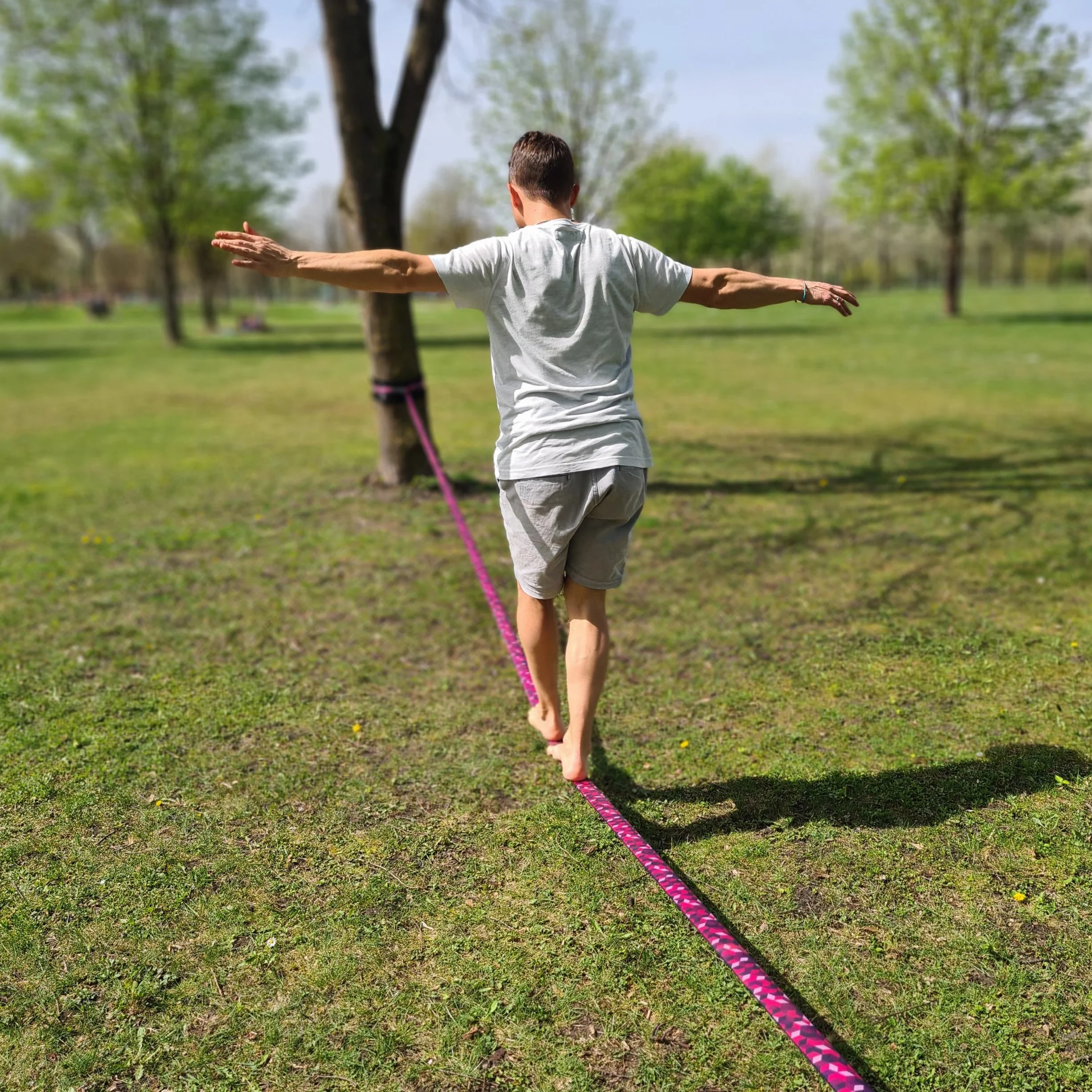 Kit de slackline – Longueur de 15, 25 ou 35 m & Largeur de 5 cm Motif unique "Cubes", avec sac de transport/sac de gym à la mode & protection pour arbre et cliquet, manuel d’utilisation (français non garanti)